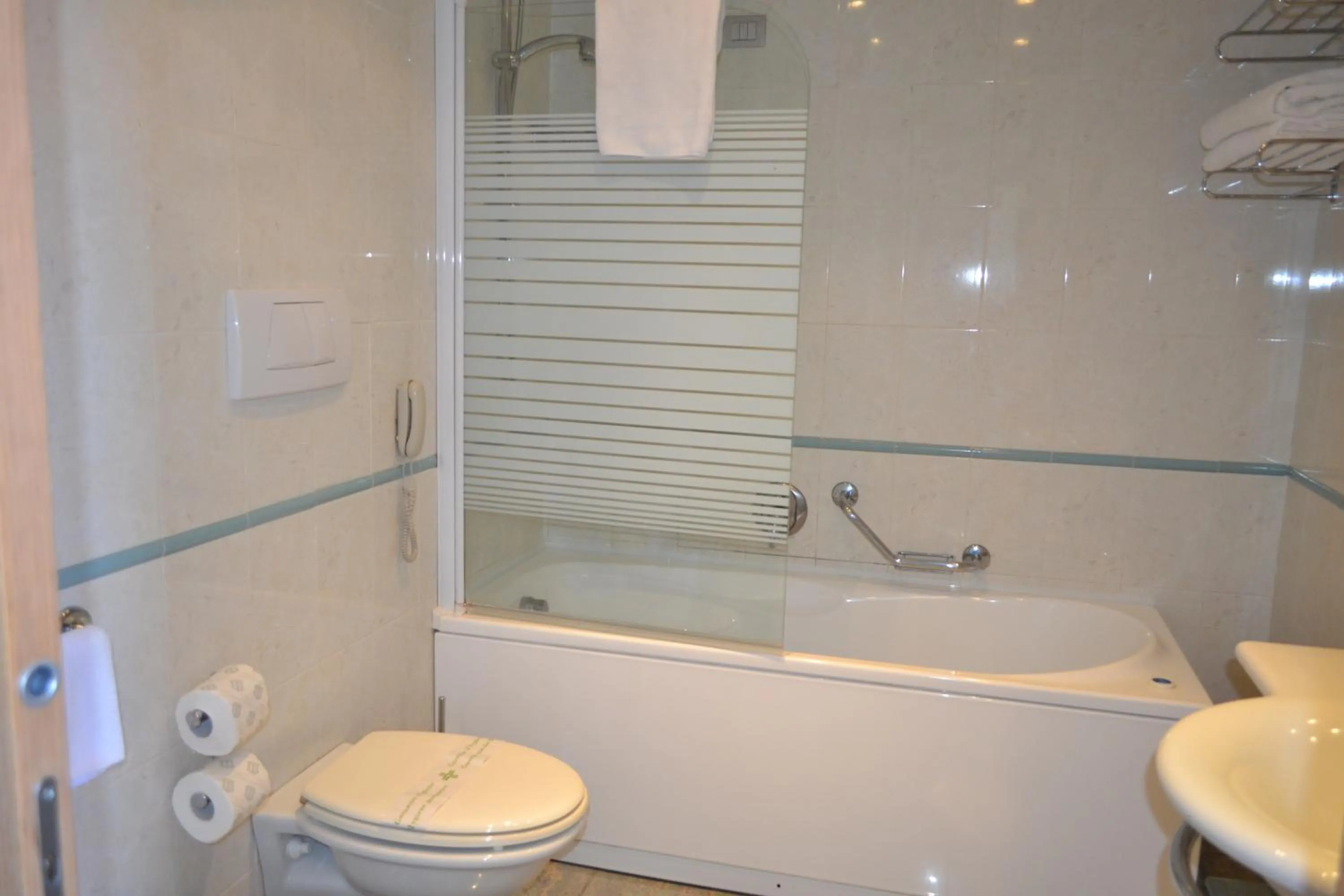 Bathroom in Marina Palace Hotel & Congress Hall