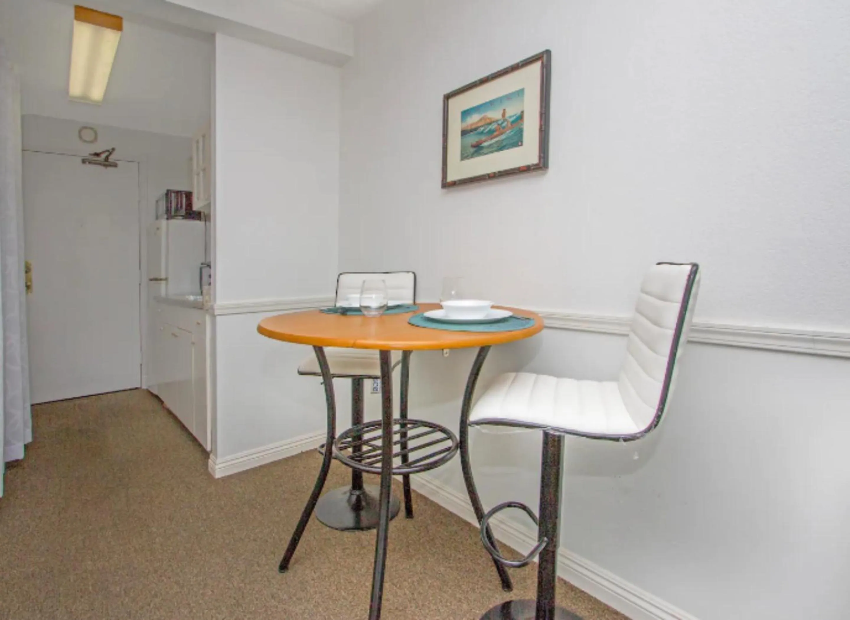 Dining area in Vacation Apartment for Couples in Honolulu Hawaii