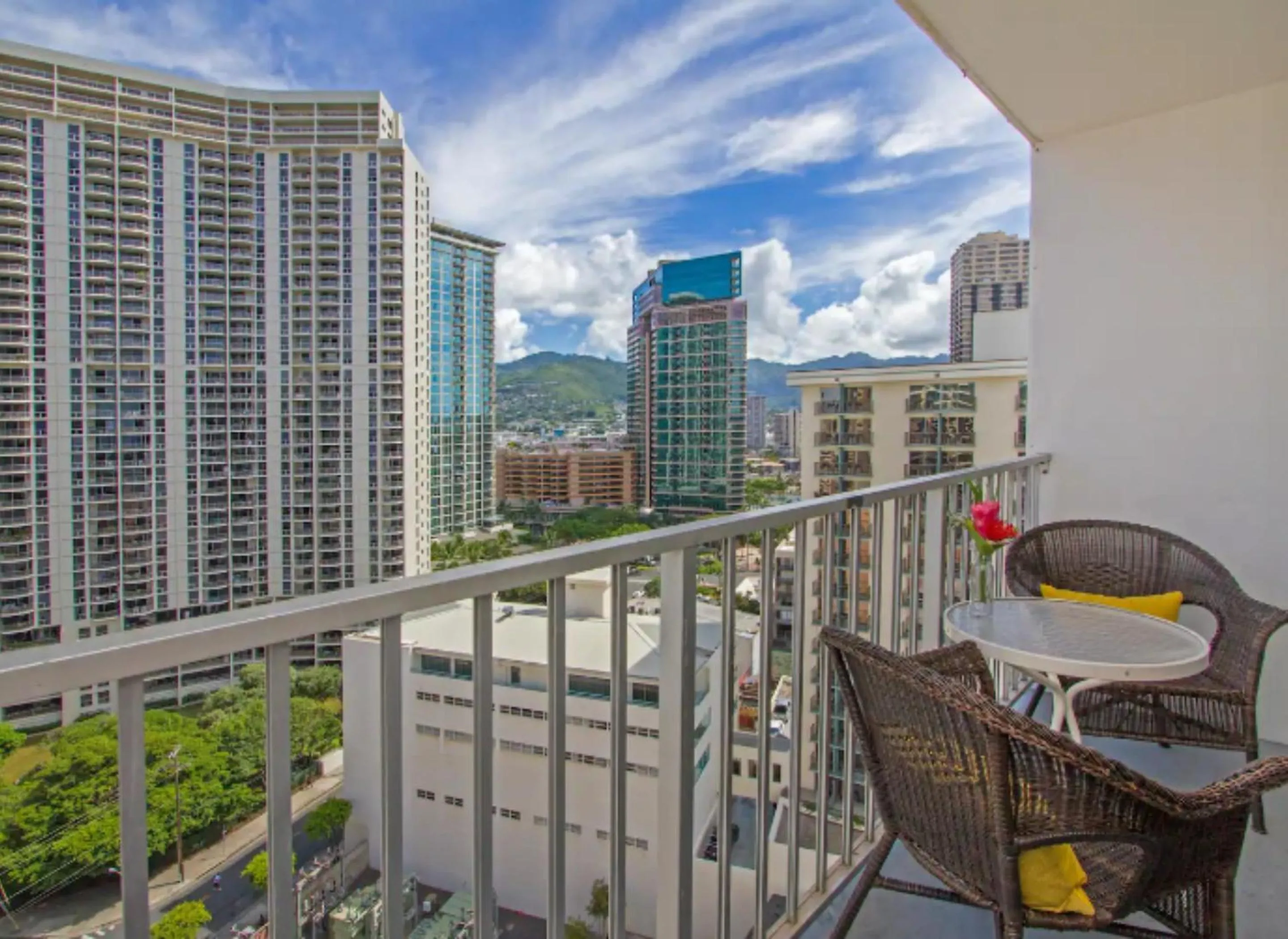Neighbourhood in Vacation Apartment for Couples in Honolulu Hawaii