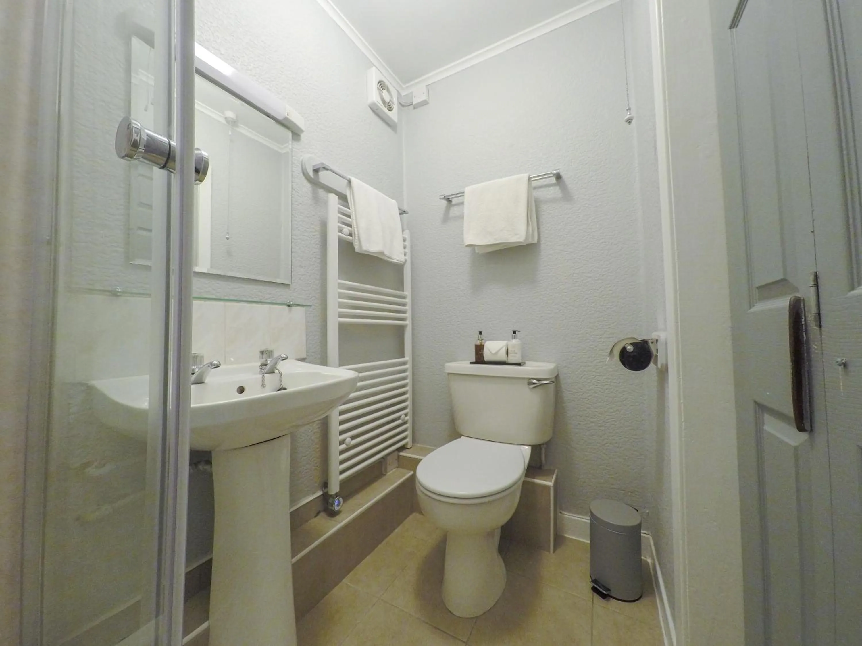 Shower in The Upper Largo Hotel & Restaurant