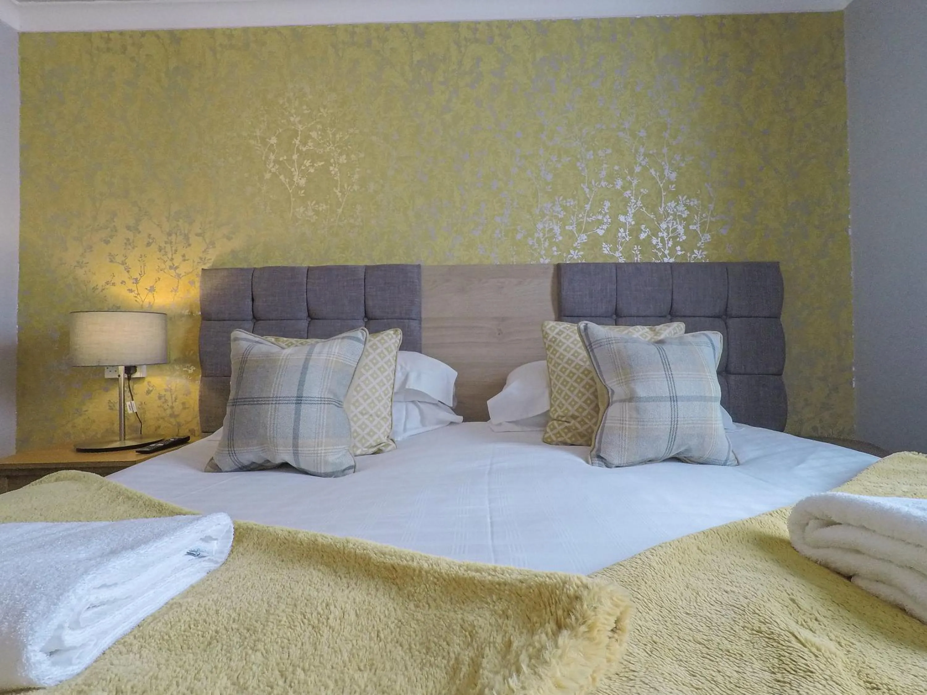 Bed in The Upper Largo Hotel & Restaurant