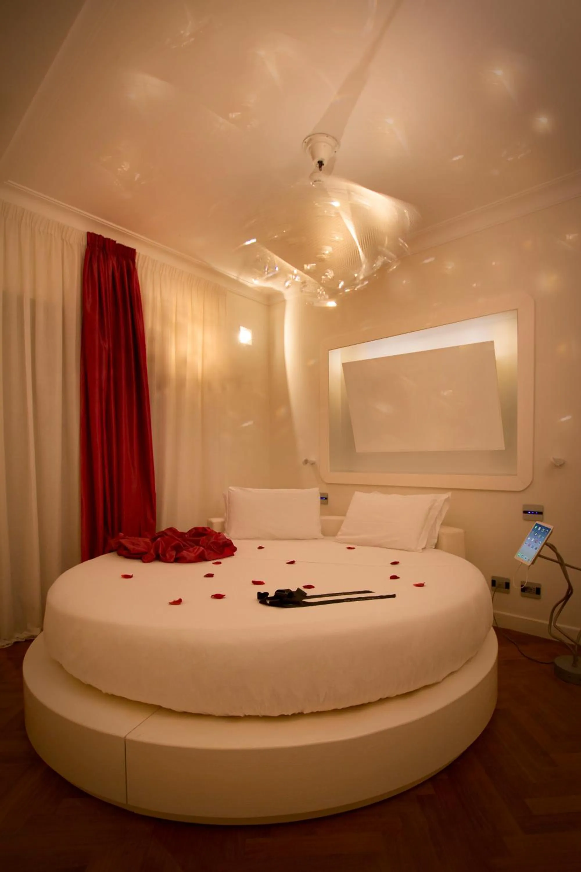 Bed in SuiteSistina for Brave Lovers