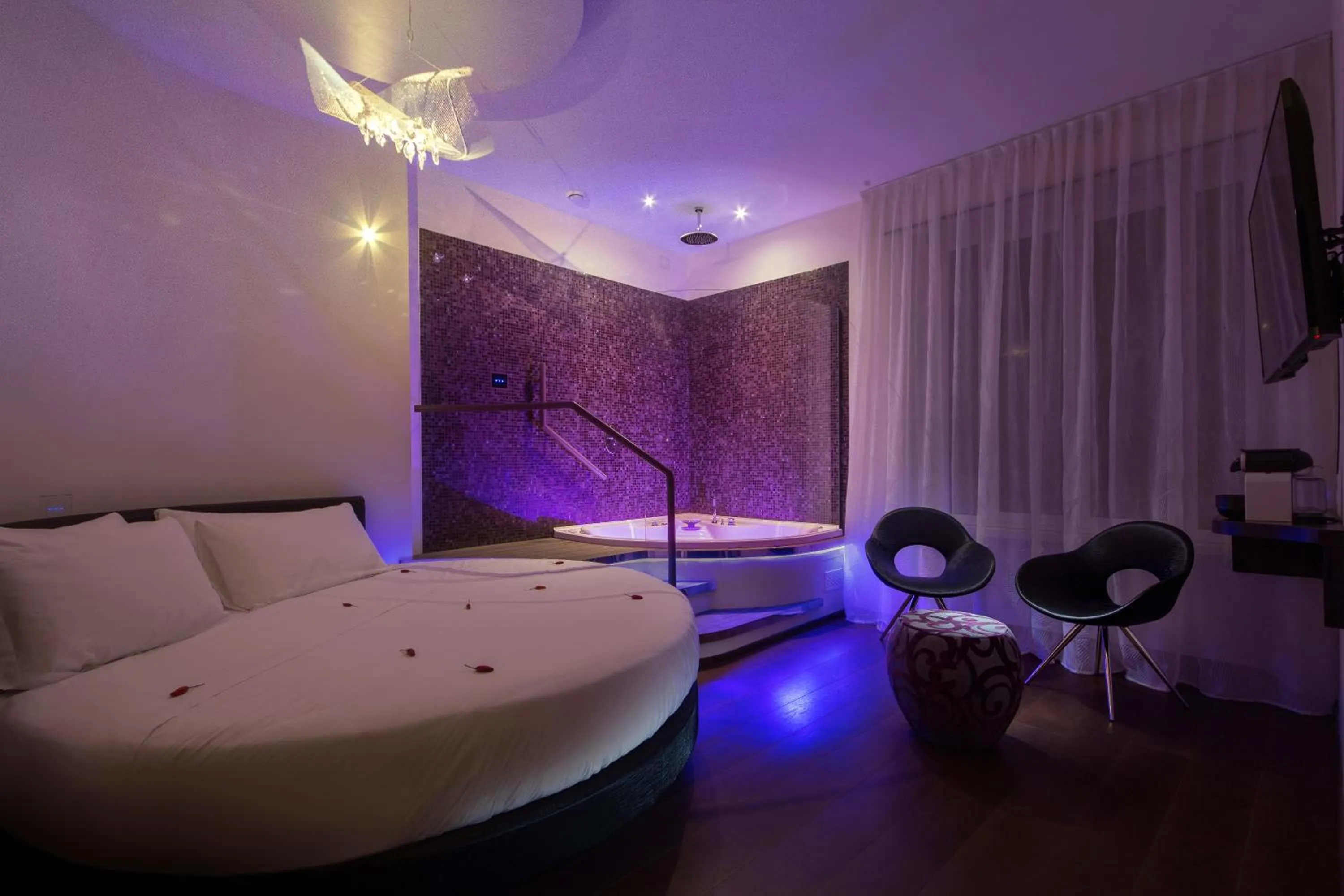 Photo of the whole room, Bed in SuiteSistina for Brave Lovers