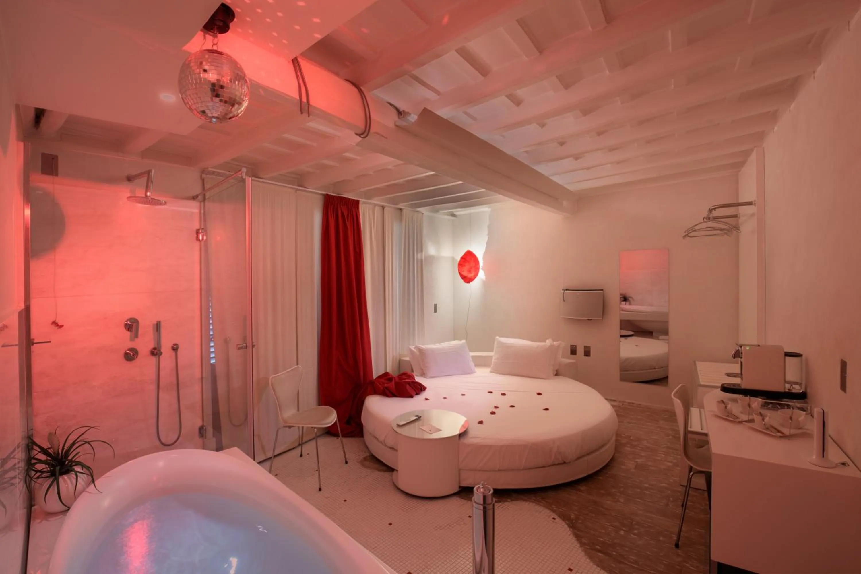 Bedroom, Bed in SuiteSistina for Brave Lovers