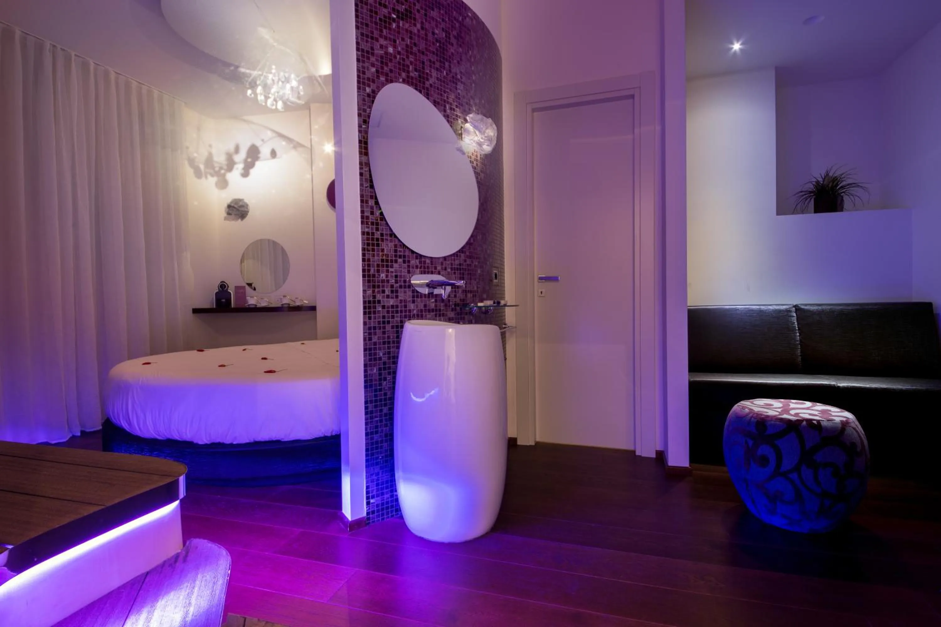 Photo of the whole room, Bed in SuiteSistina for Brave Lovers