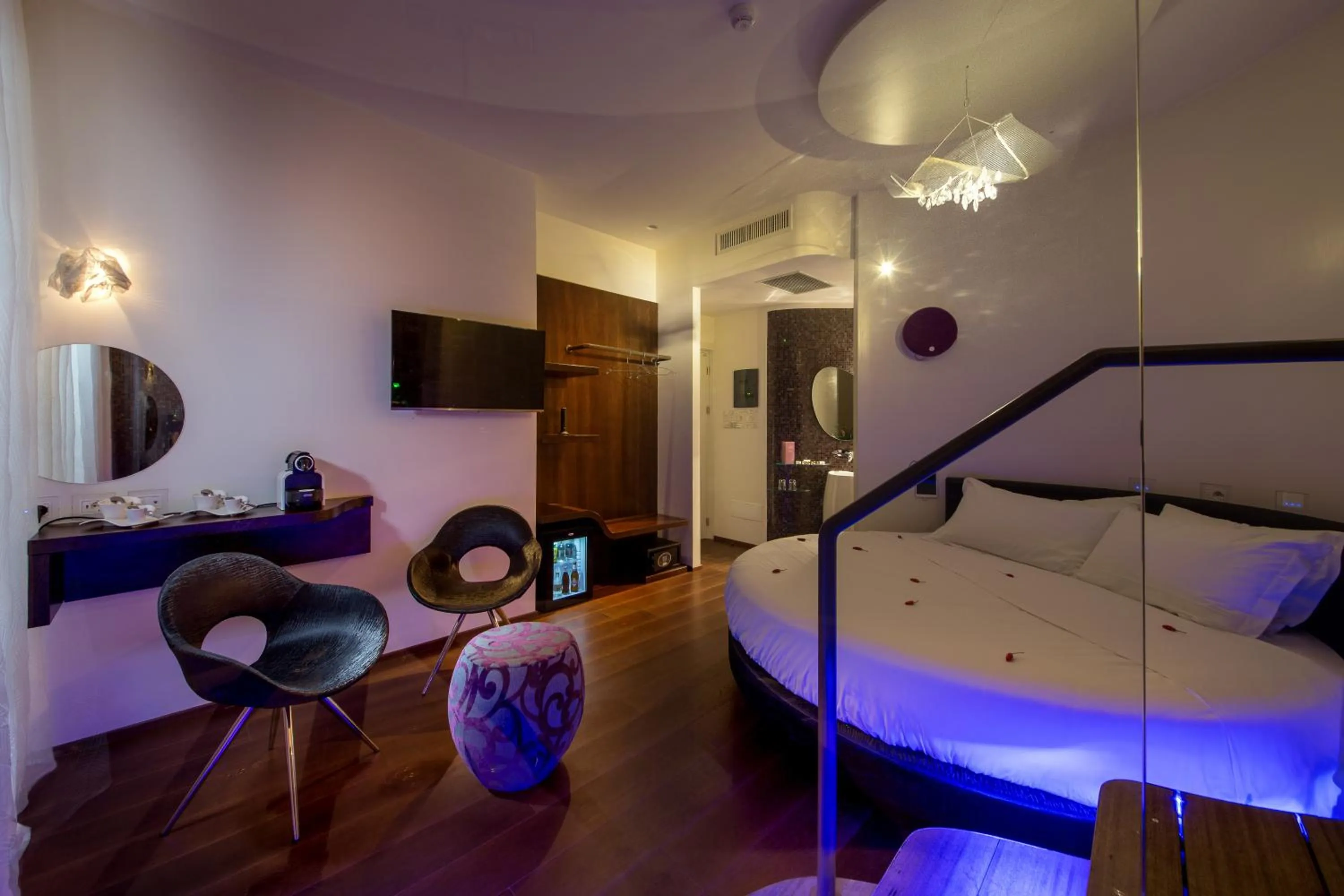 Photo of the whole room, Bed in SuiteSistina for Brave Lovers