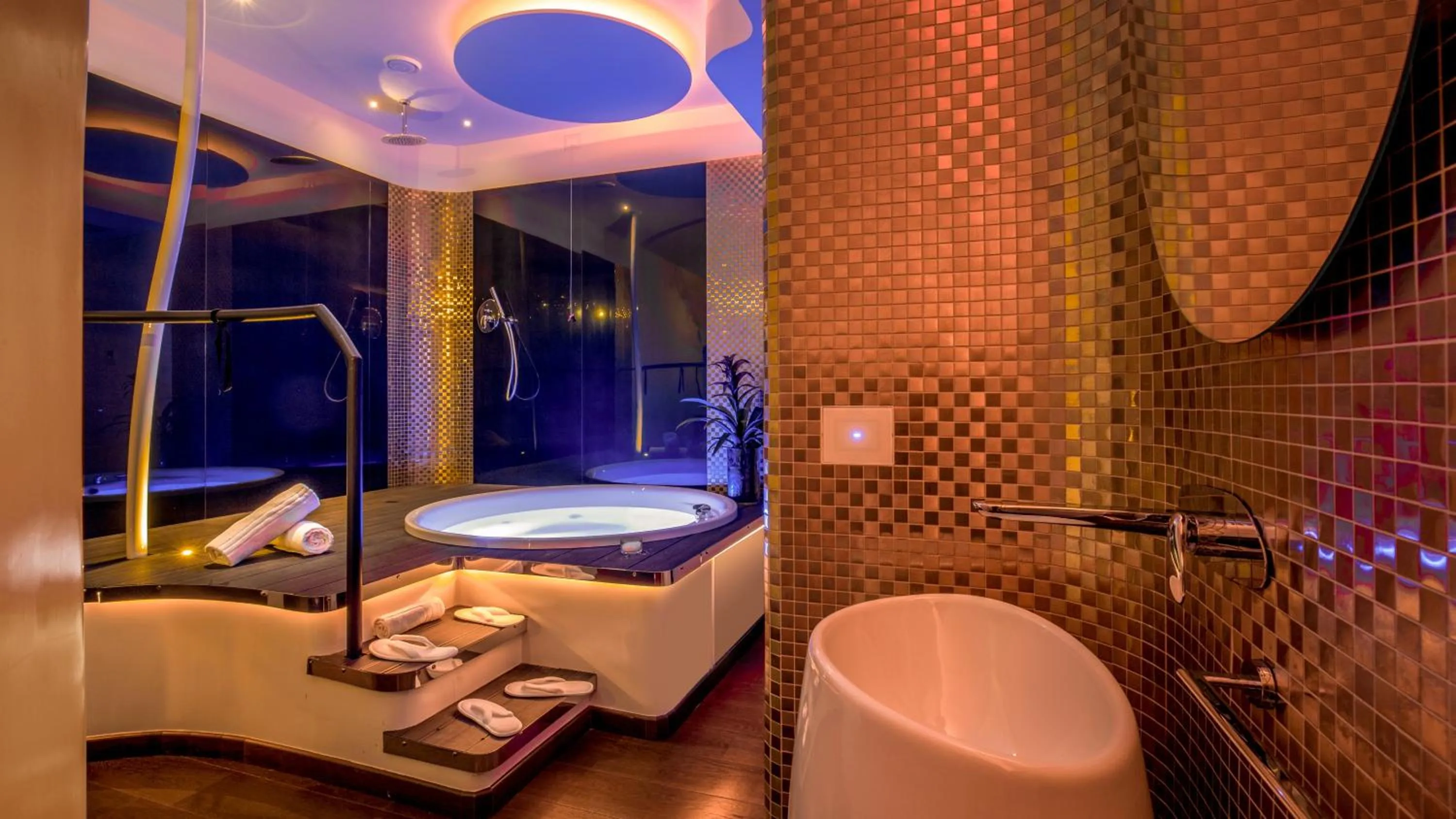 Hot Tub in SuiteSistina for Brave Lovers