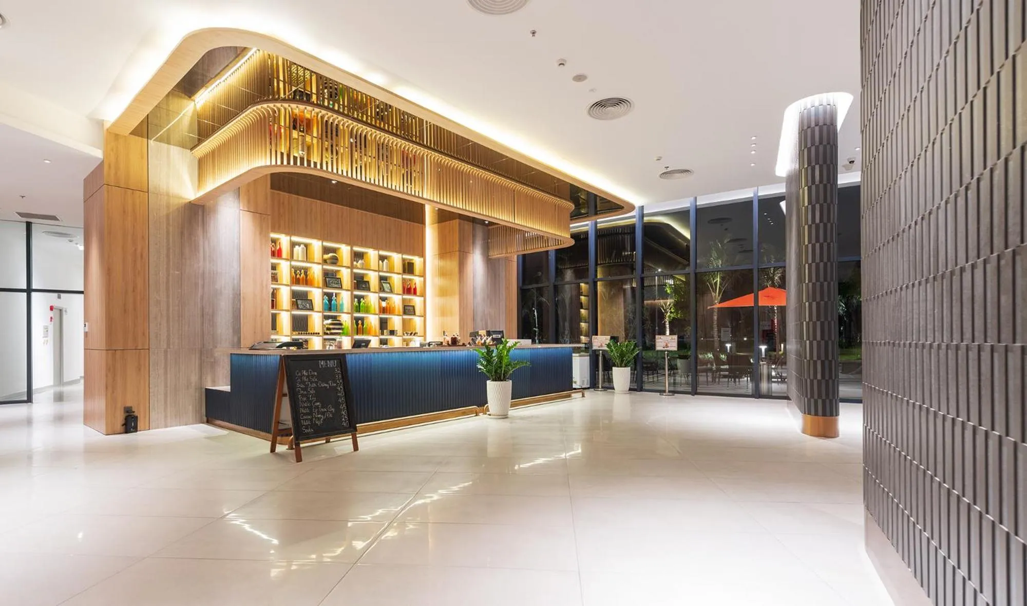 Lounge or bar in The Empyrean Cam Ranh Beach Resort