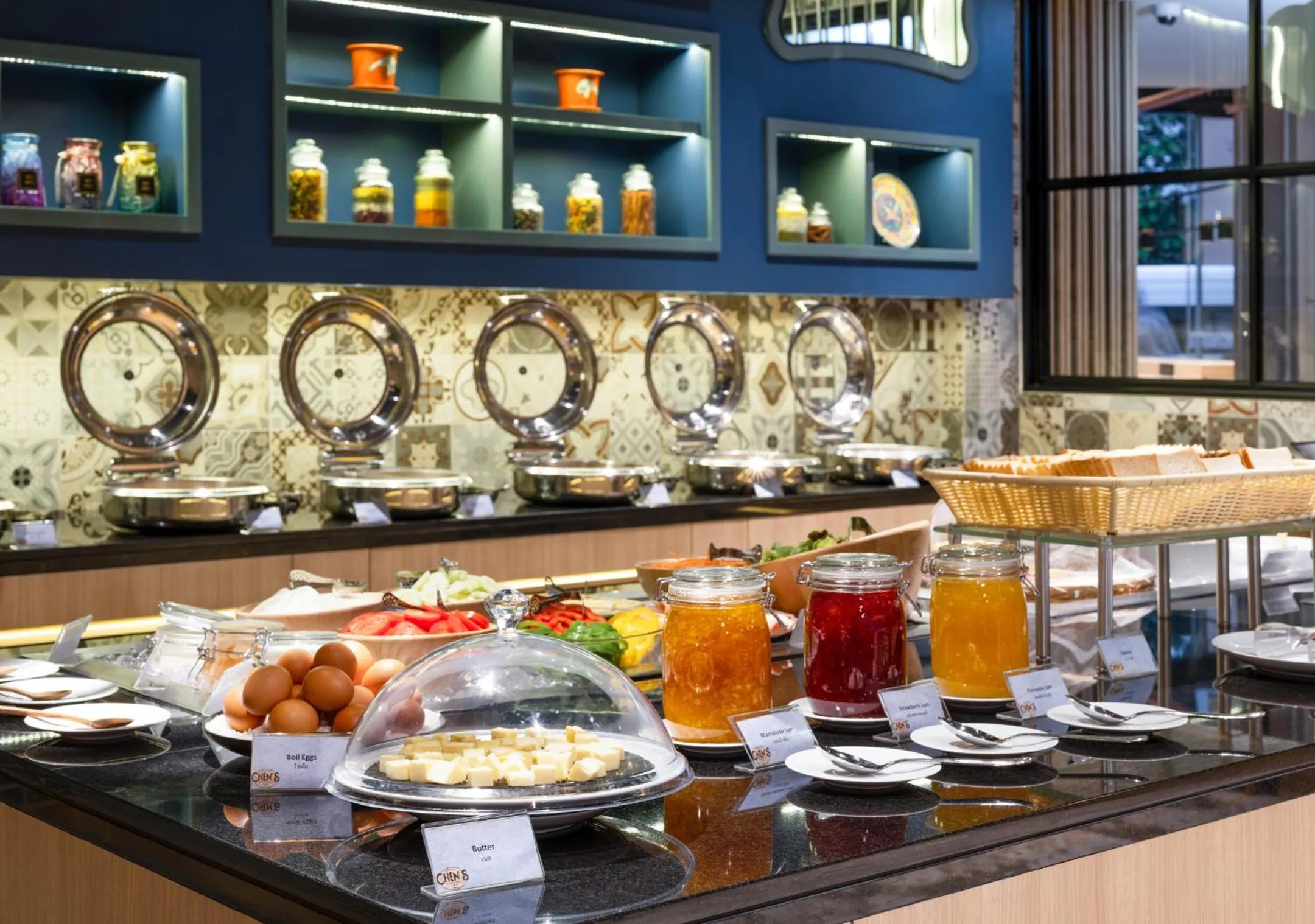 Food and drinks in GLOW Mira Karon Beach