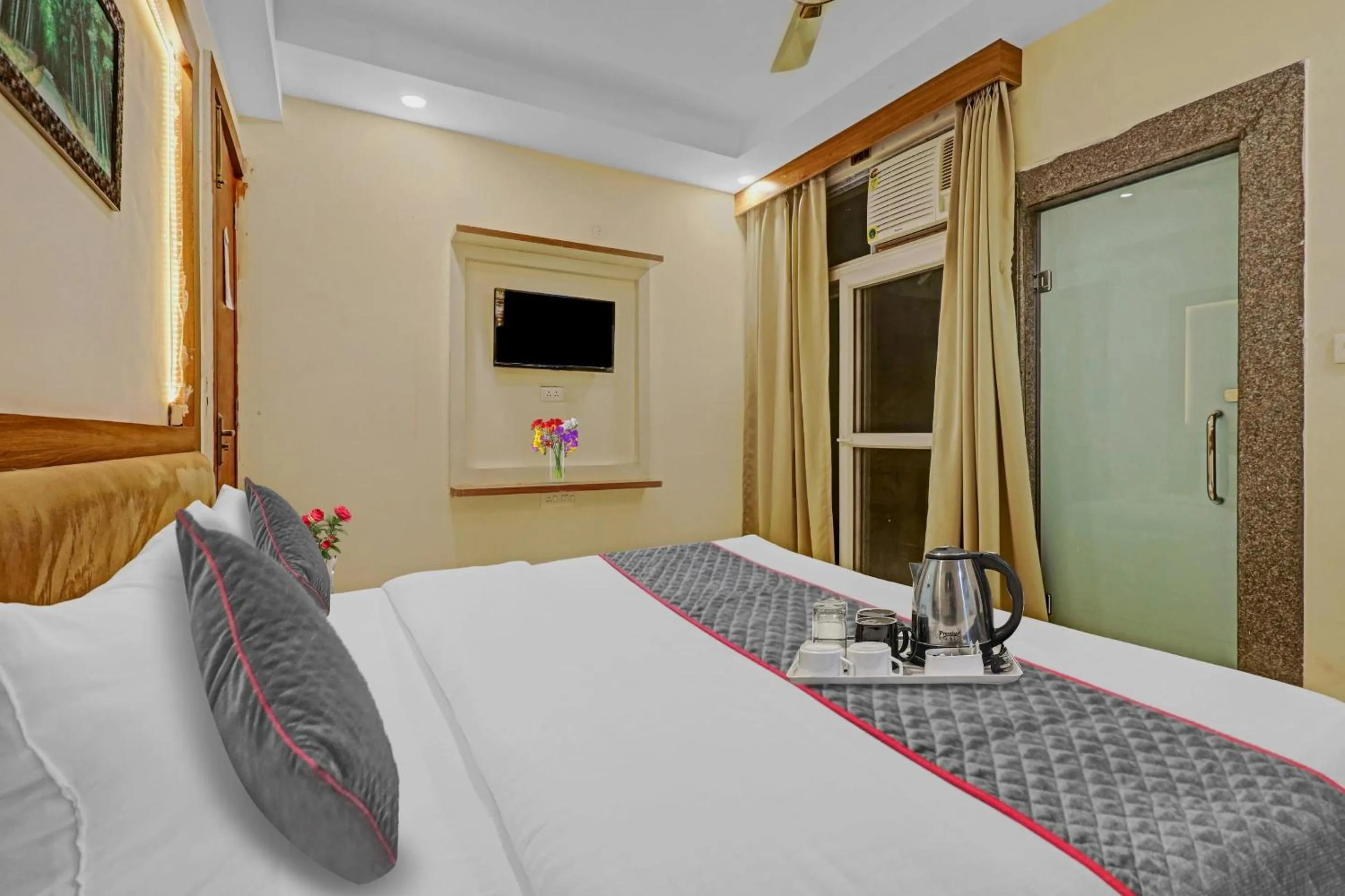 Bedroom, Bed in Super Townhouse Lucky Grand Palace