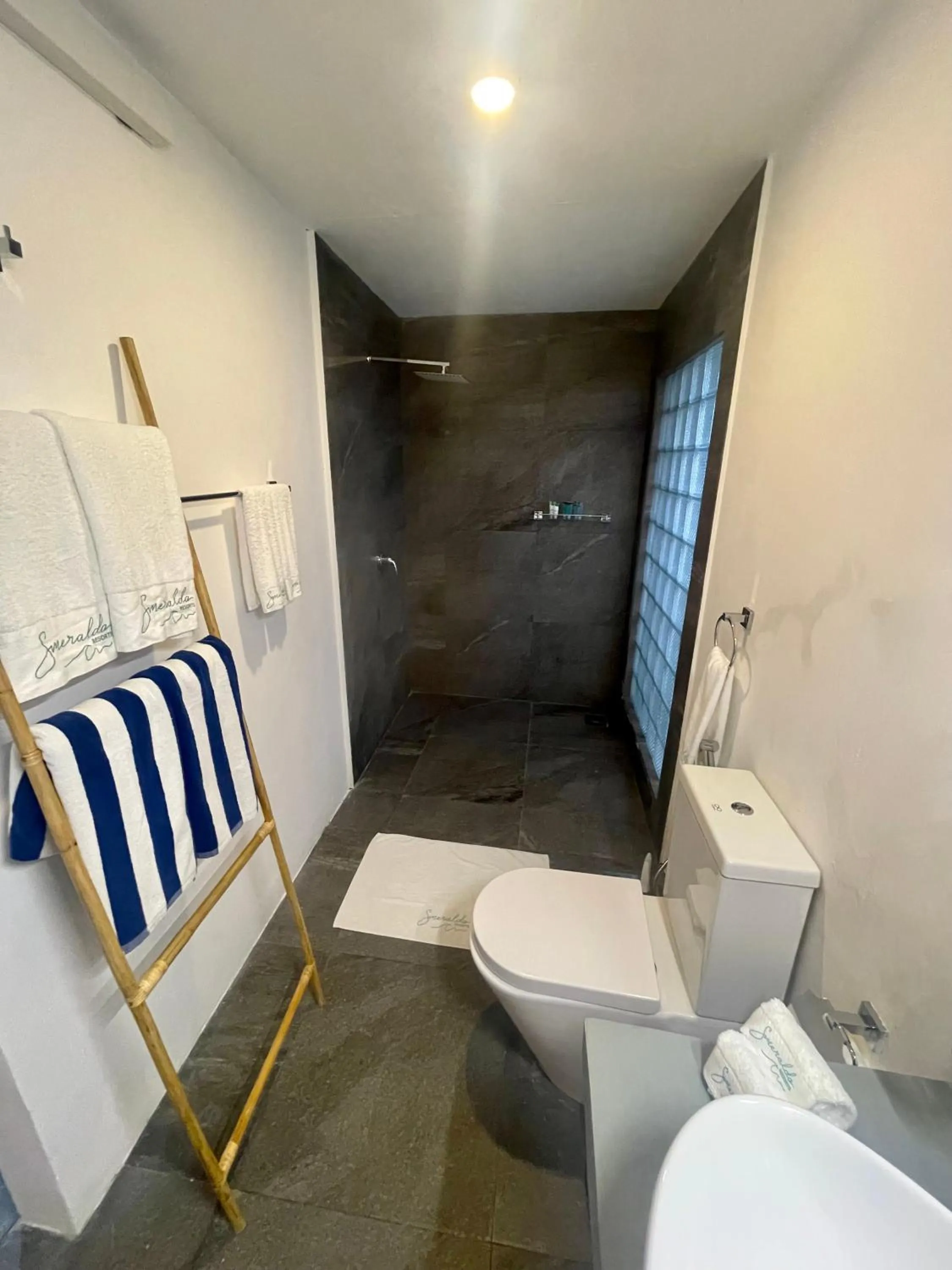 Shower in Smeralda Resorts Dikwella