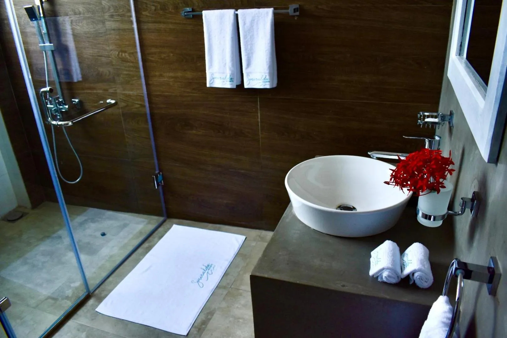 Shower in Smeralda Resorts Dikwella