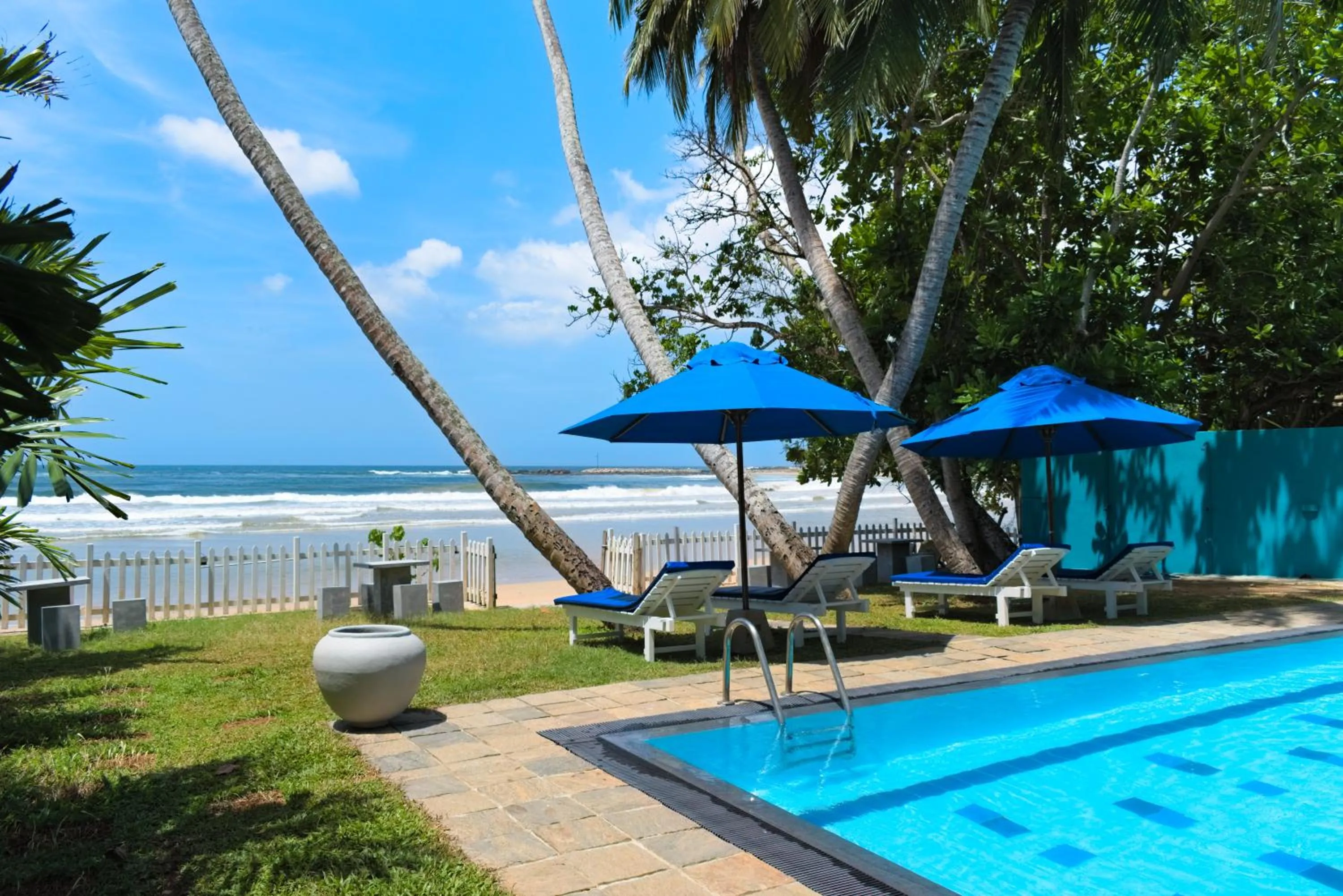 Swimming pool in Smeralda Resorts Dikwella