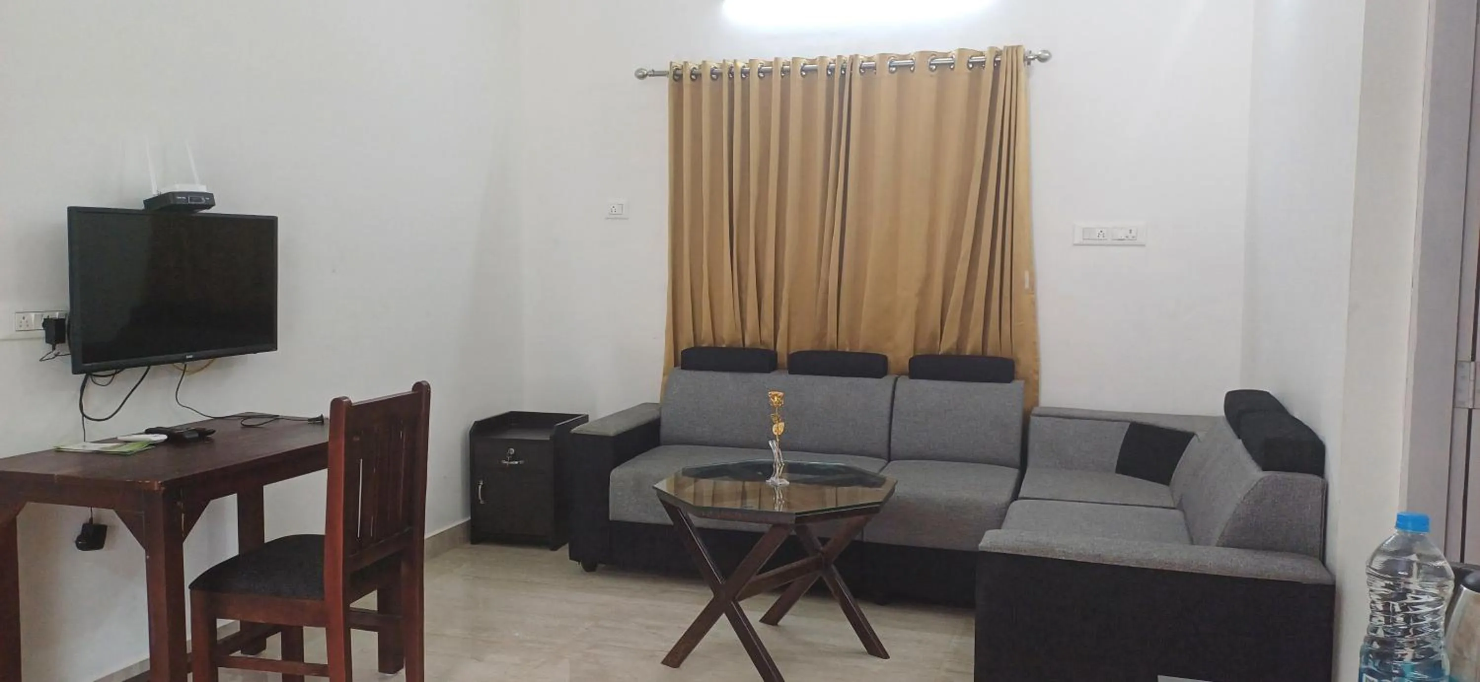 Communal lounge/ TV room in Vajra Ayurveda and Yoga Retreat