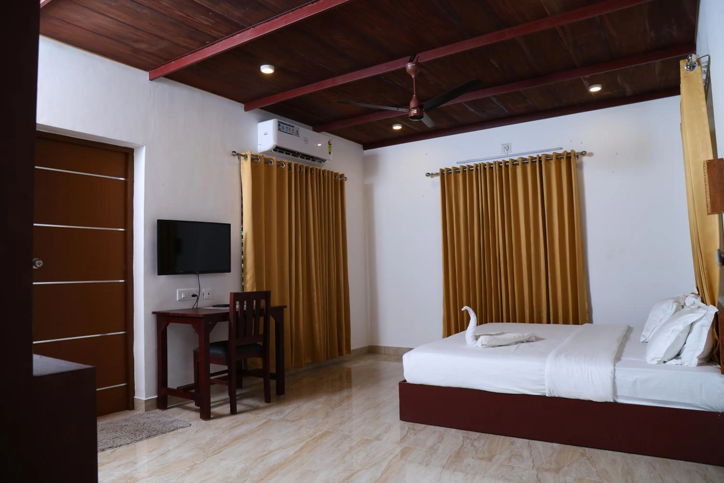 Communal lounge/ TV room, Bed in Vajra Ayurveda and Yoga Retreat