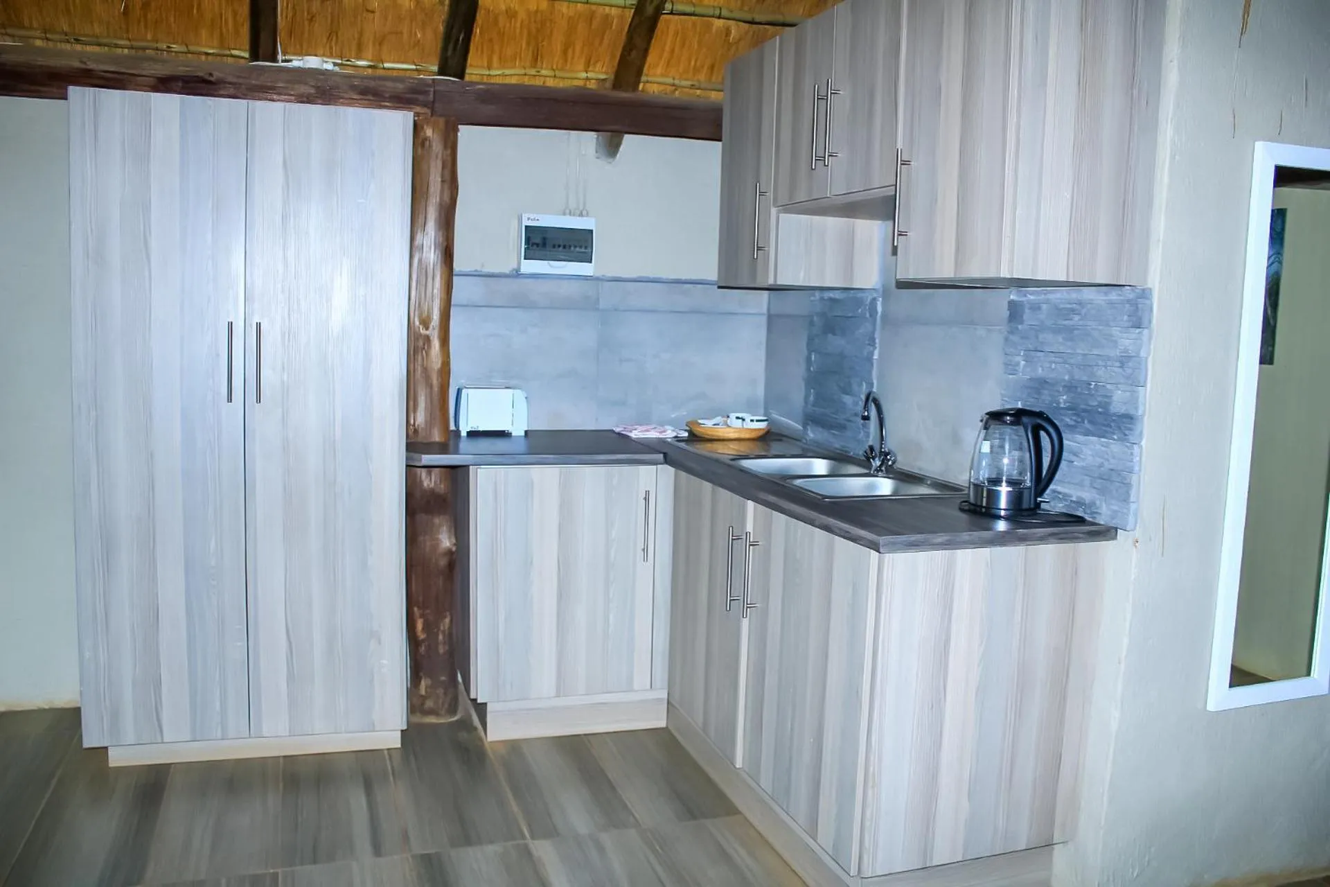 Kitchen or kitchenette in Harnham Mountain Lodge