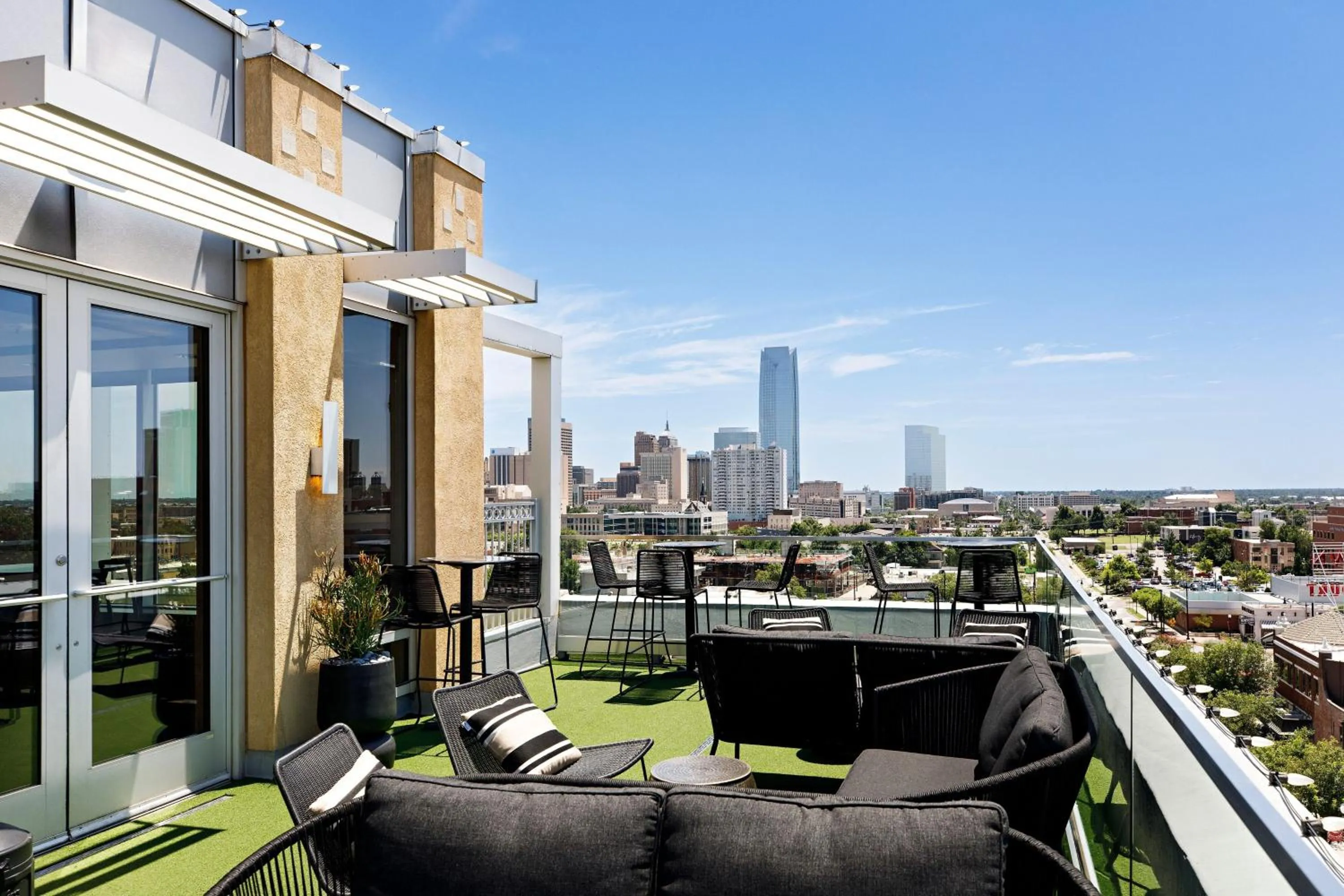 Lounge or bar in Ambassador Hotel Oklahoma City, Autograph Collection