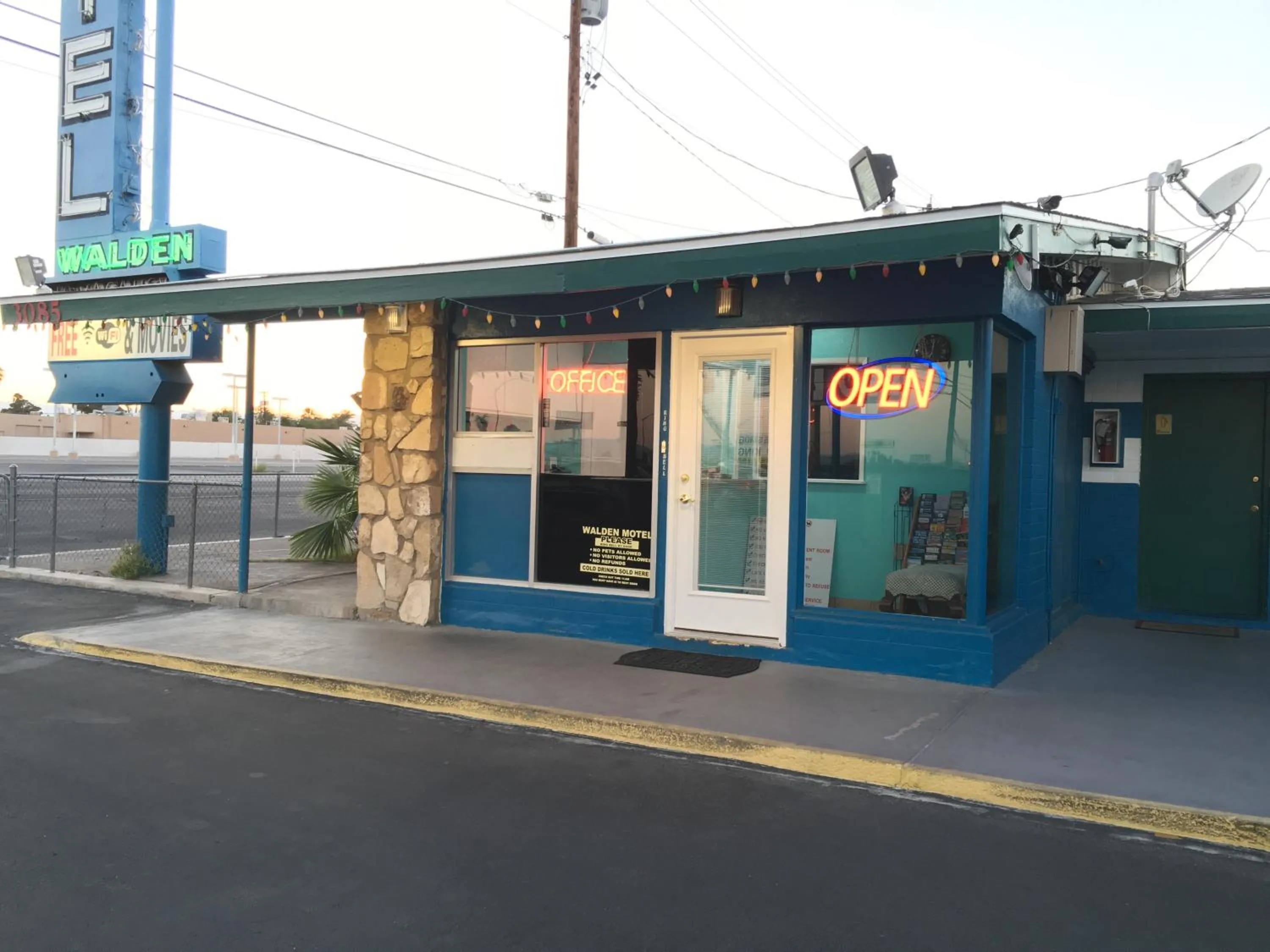 Facade/entrance in Walden Motel