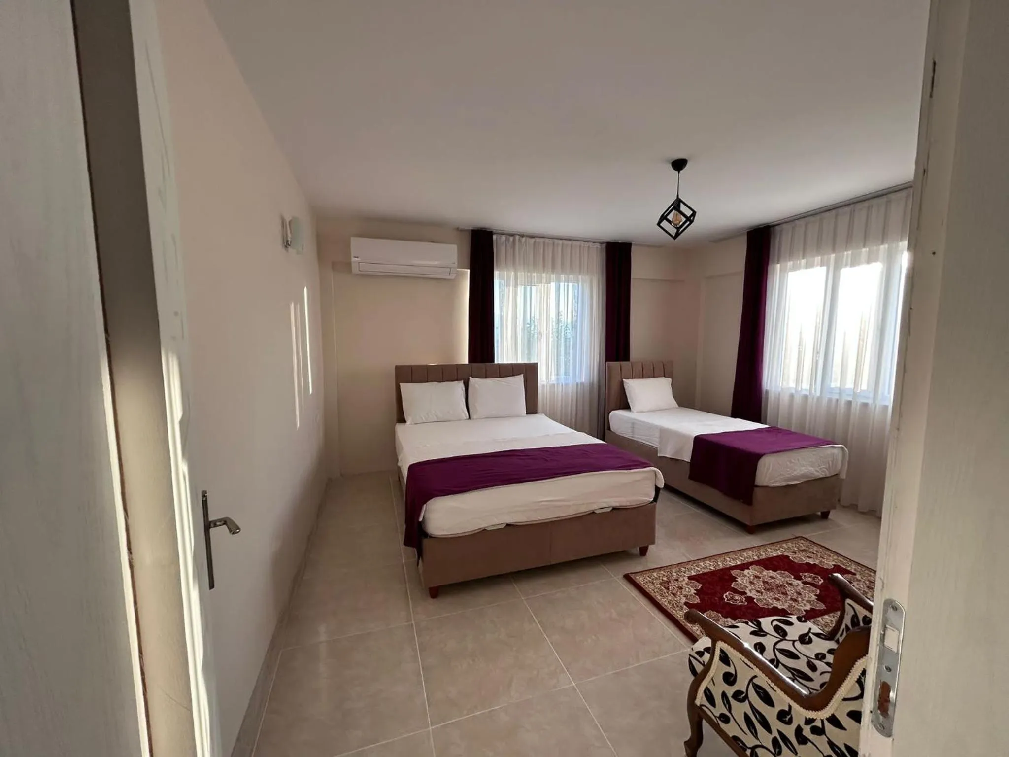Bedroom, Bed in The Titanic House