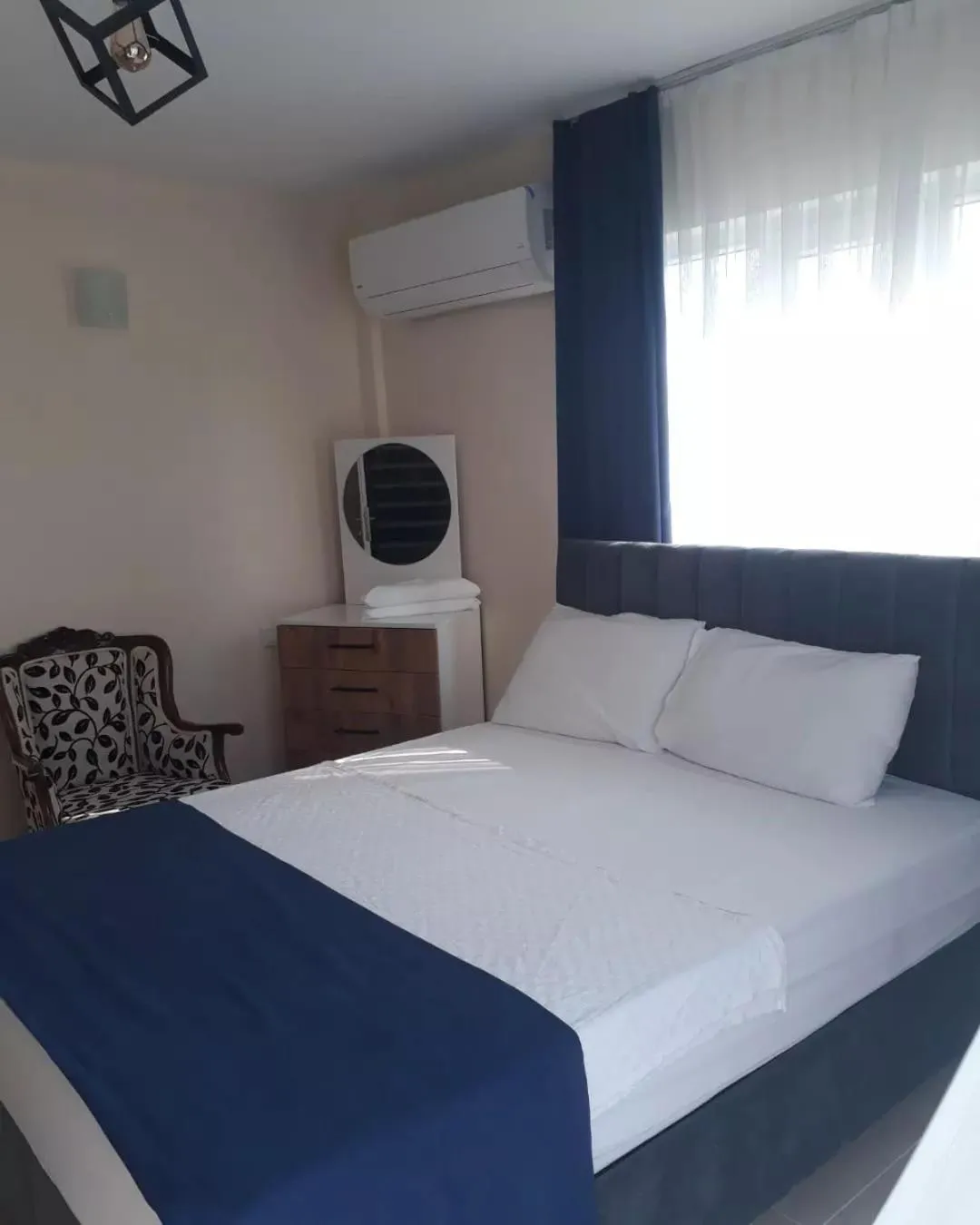 Bedroom, Bed in The Titanic House