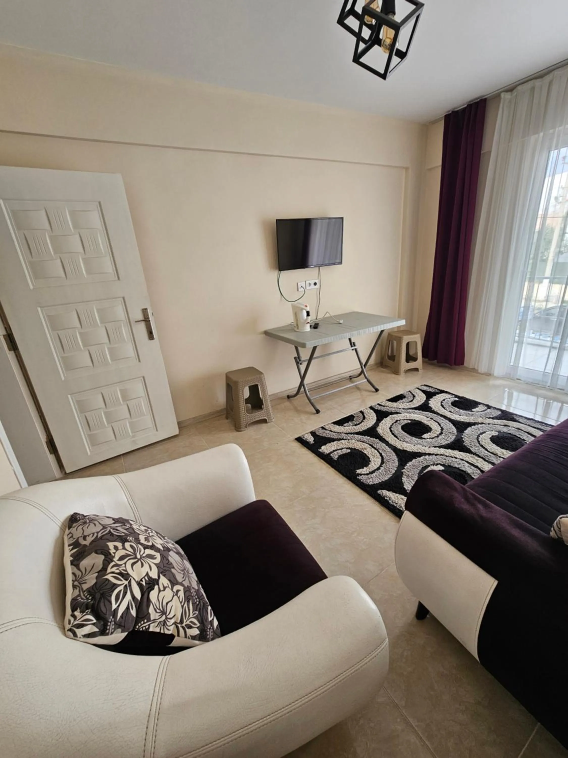 Communal lounge/ TV room, Bed in The Titanic House