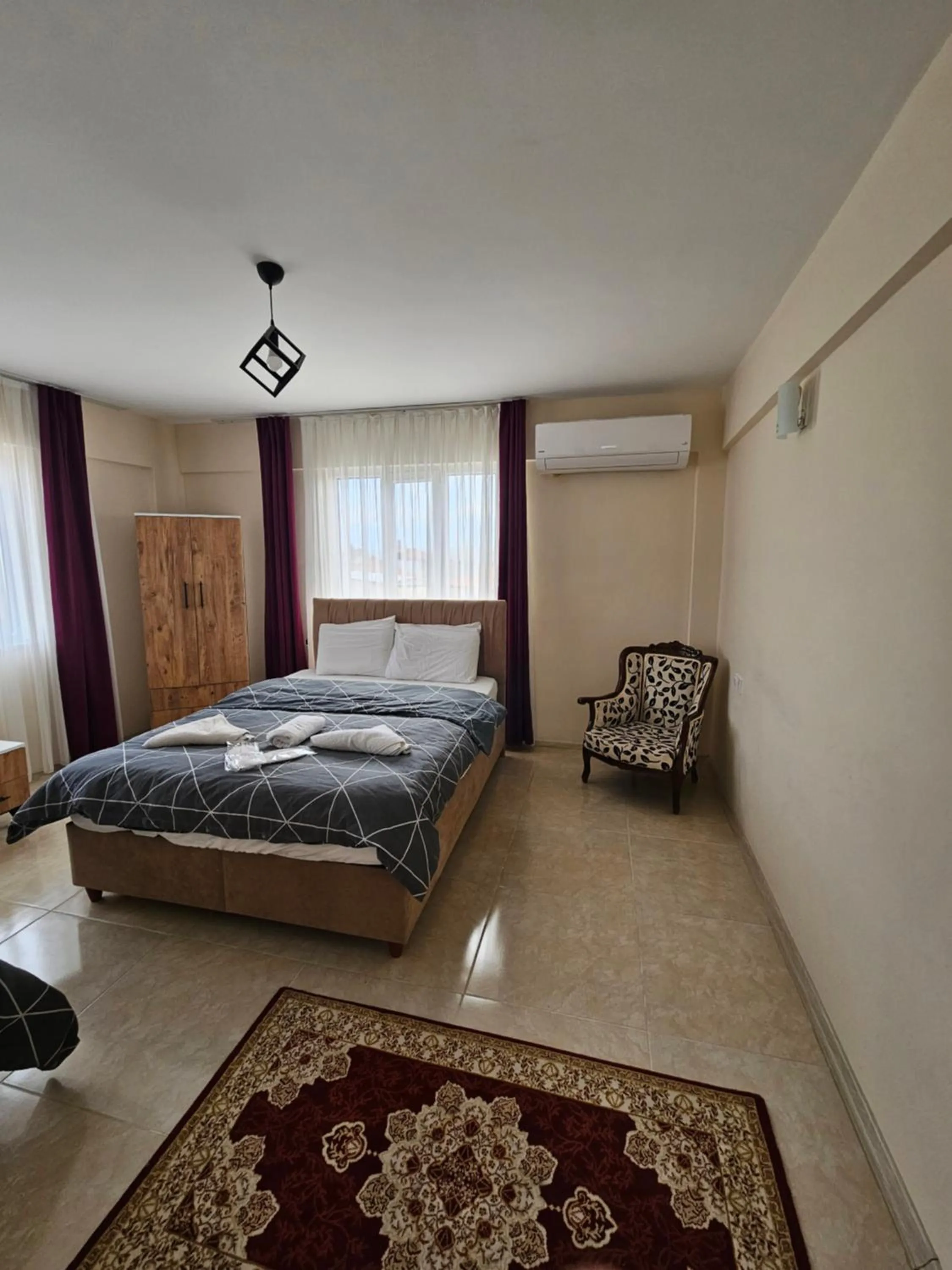 Bedroom, Bed in The Titanic House