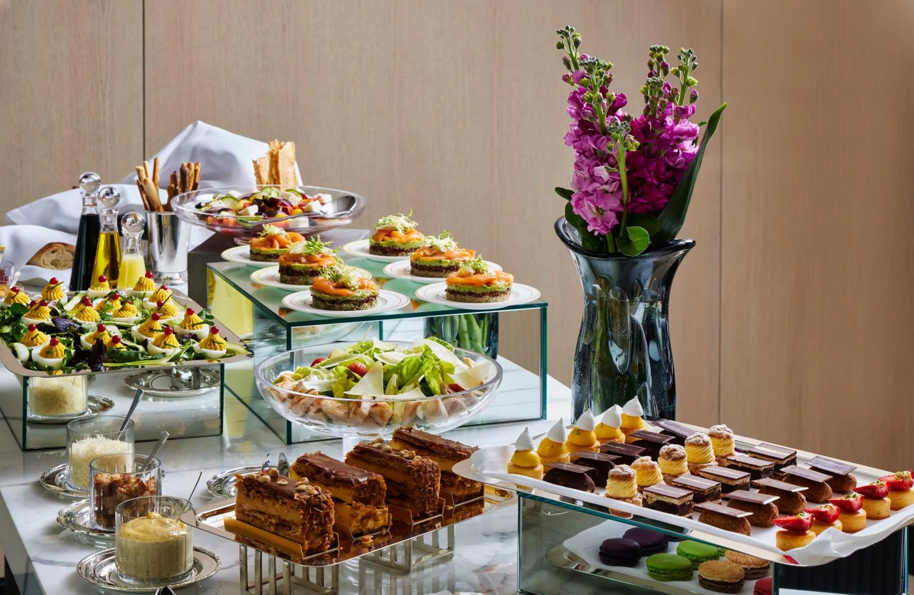 Restaurant/places to eat in Vakko Hotel and Residence