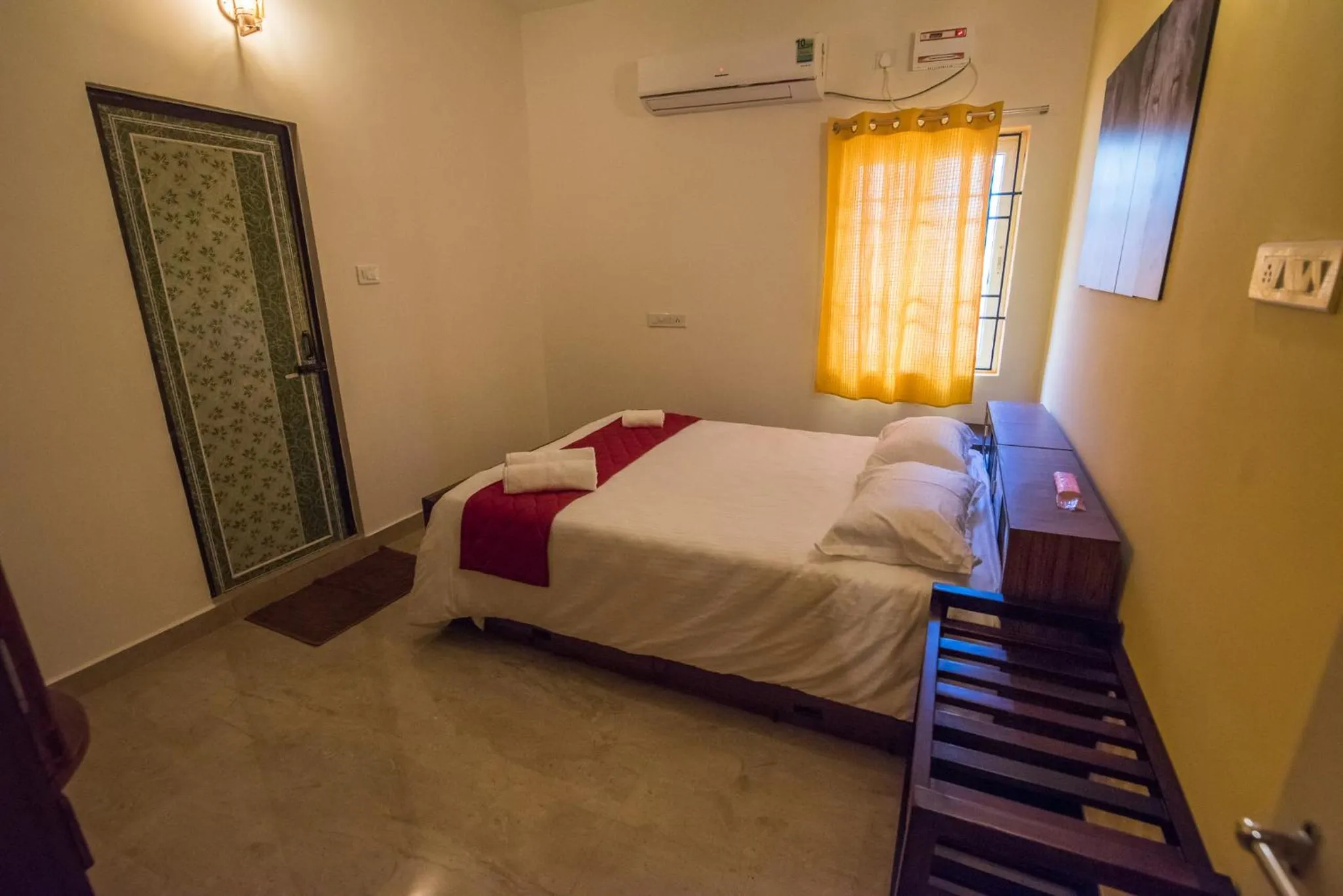 Bedroom, Bed in Cheerful 2-bedroom near Auro Beach