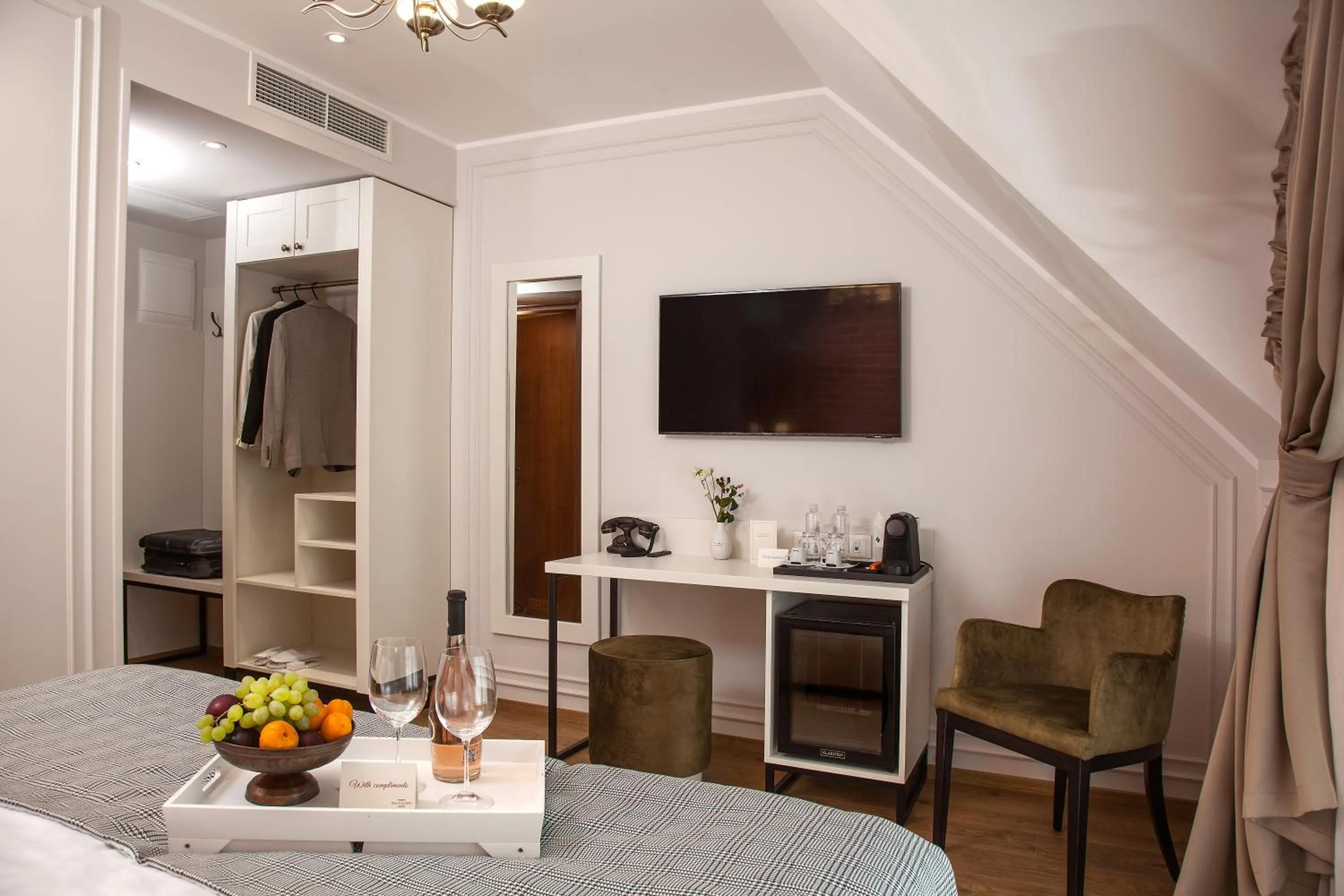 Coffee/tea facilities, Bed in Villa Flavia Heritage Boutique Hotel