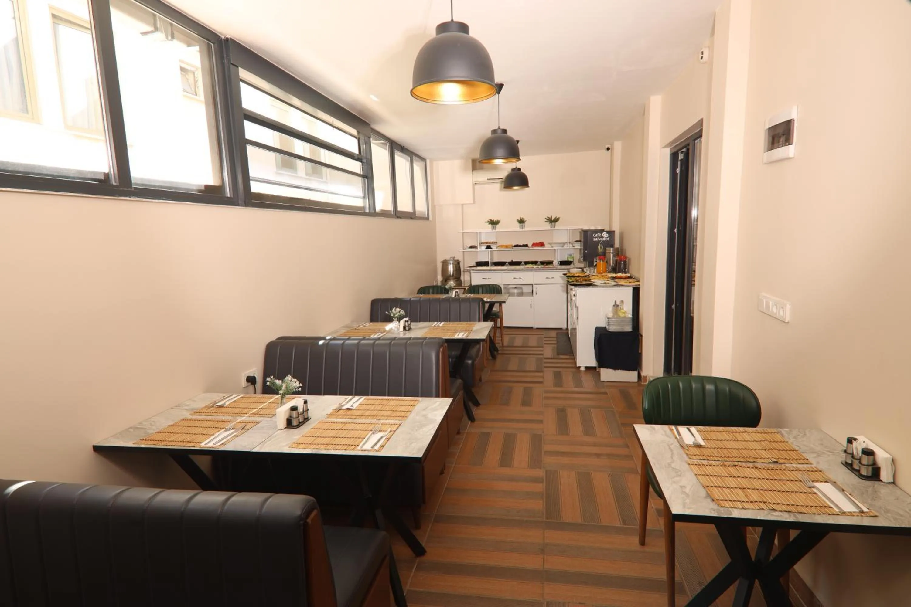 Restaurant/places to eat in BALPETEK HOTEL