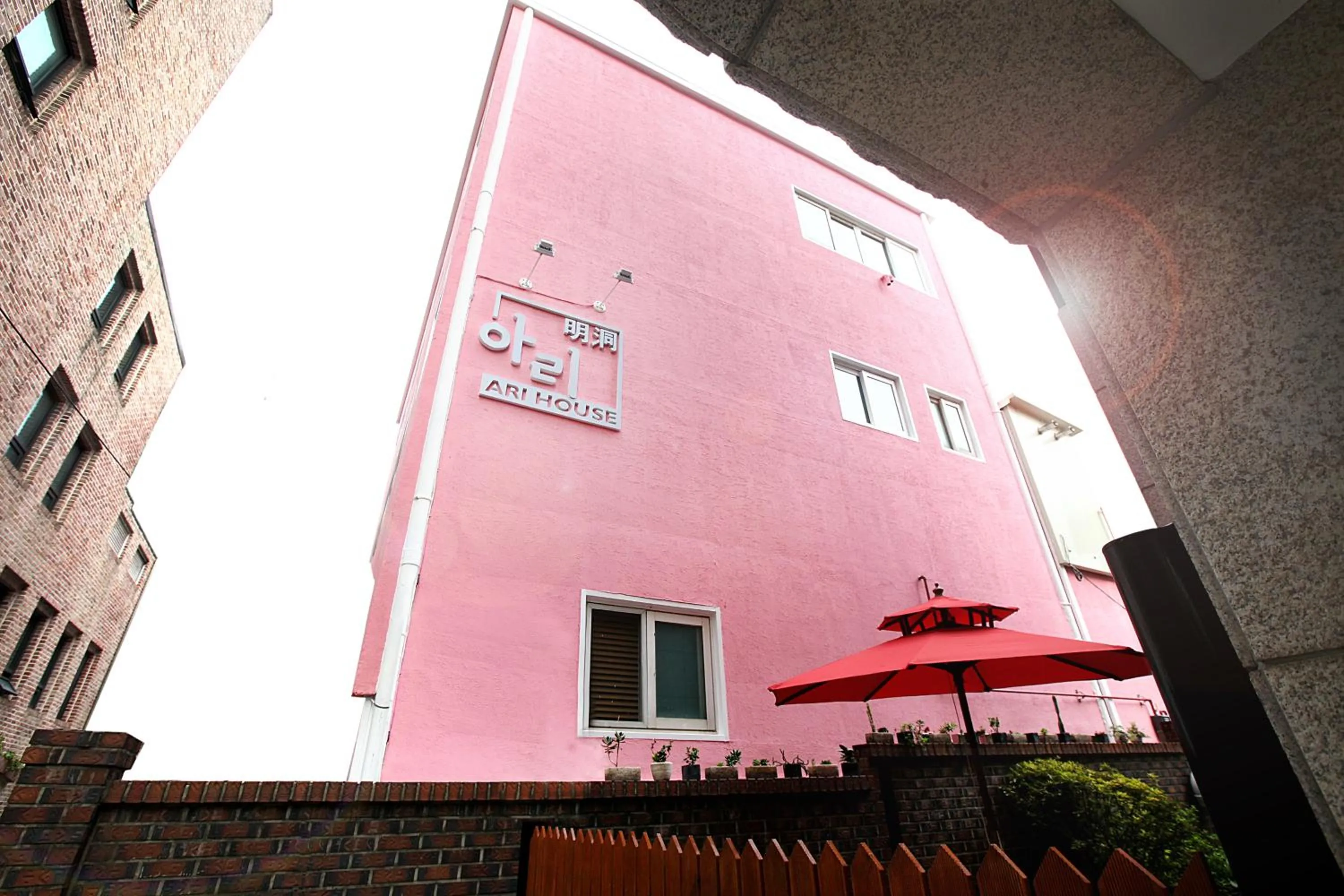 Facade/entrance in Ari House