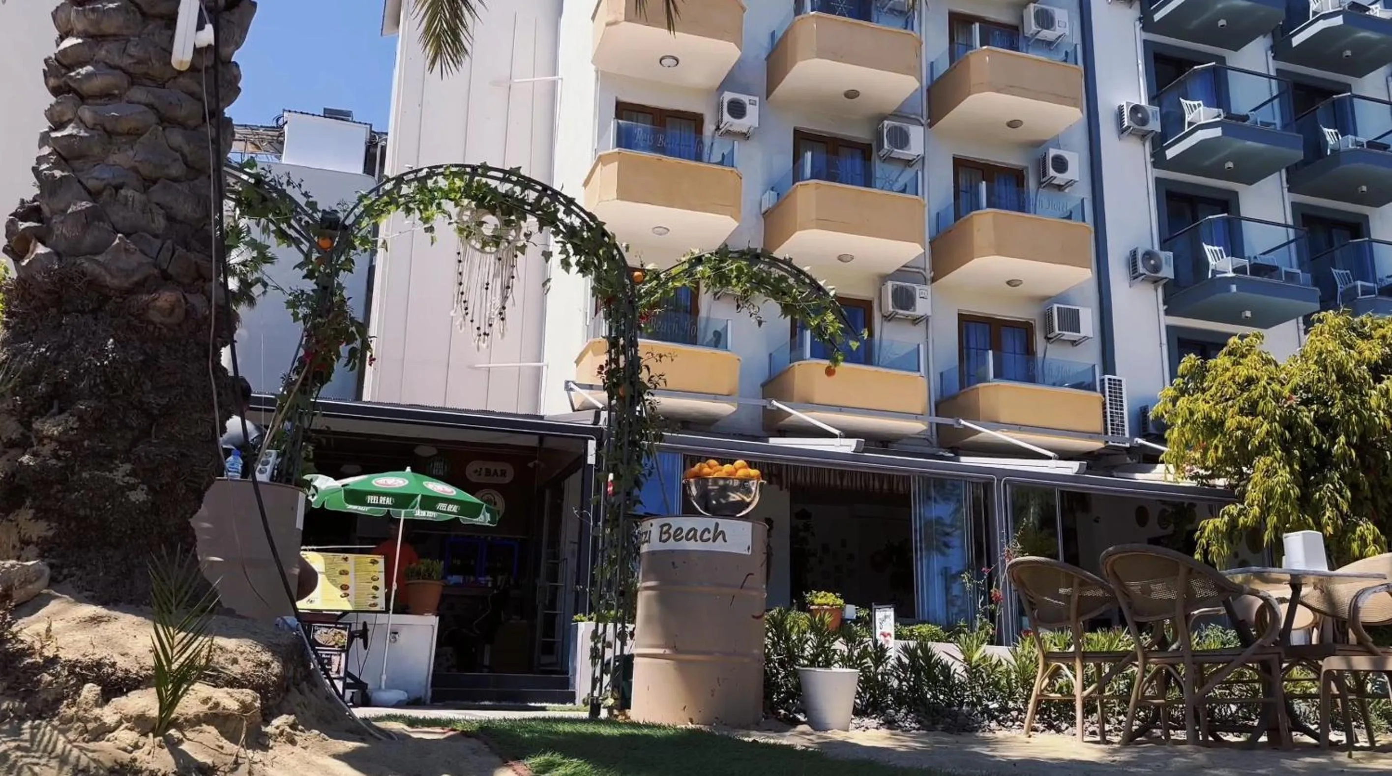 Restaurant/places to eat in Reis Beach Hotel