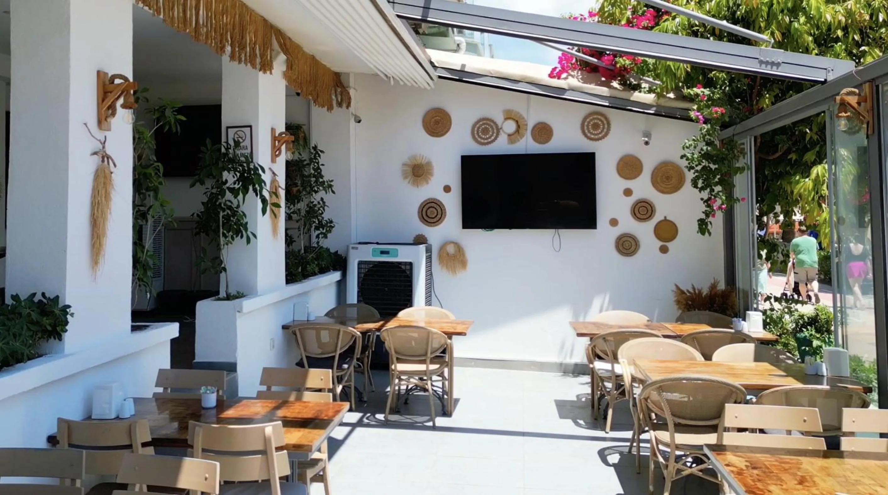 Restaurant/places to eat in Reis Beach Hotel