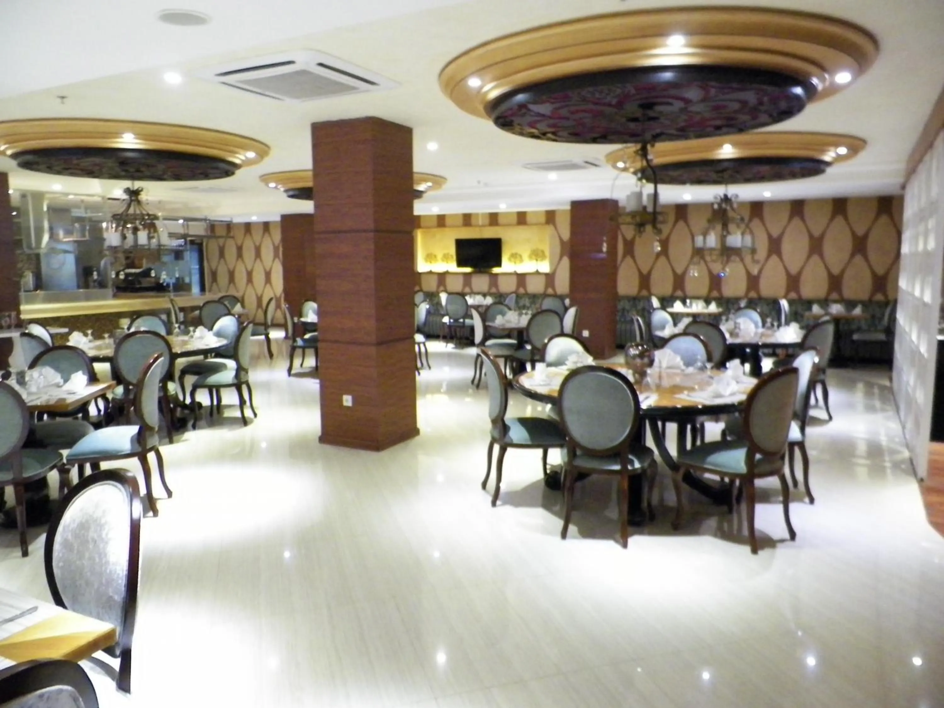 Restaurant/places to eat in Sutanraja Hotel & Convention Centre
