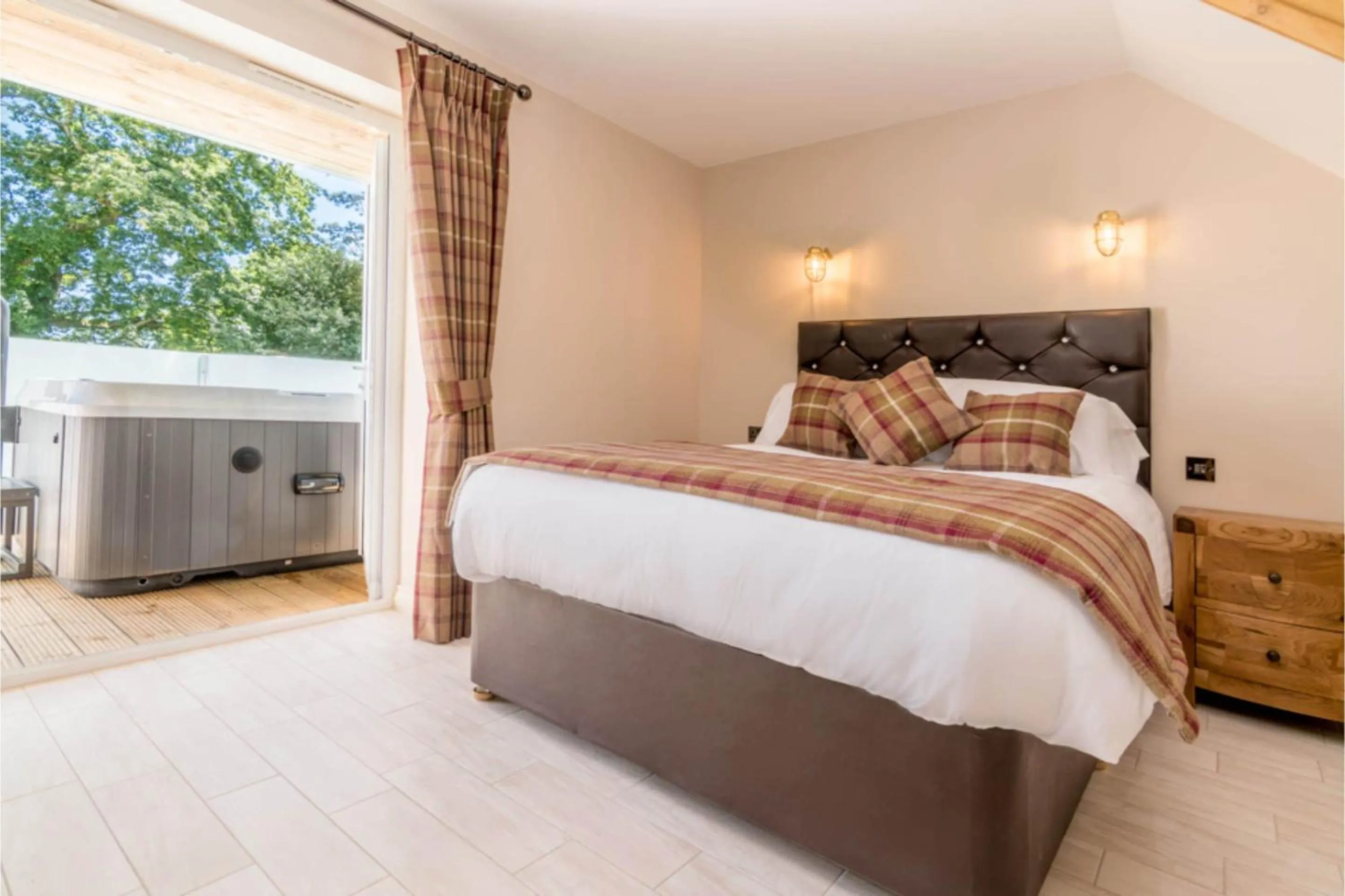 Bedroom, Bed in Orestone Manor