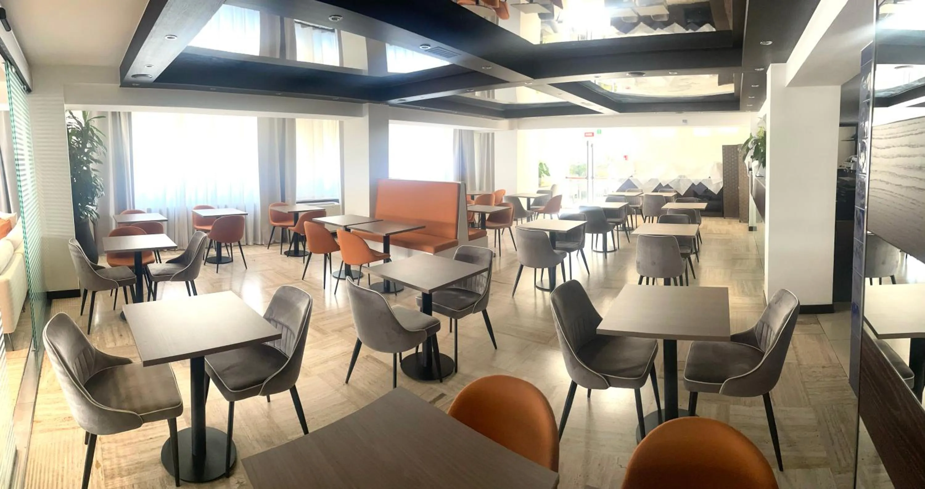 Lounge or bar in Hotel Petit Palais