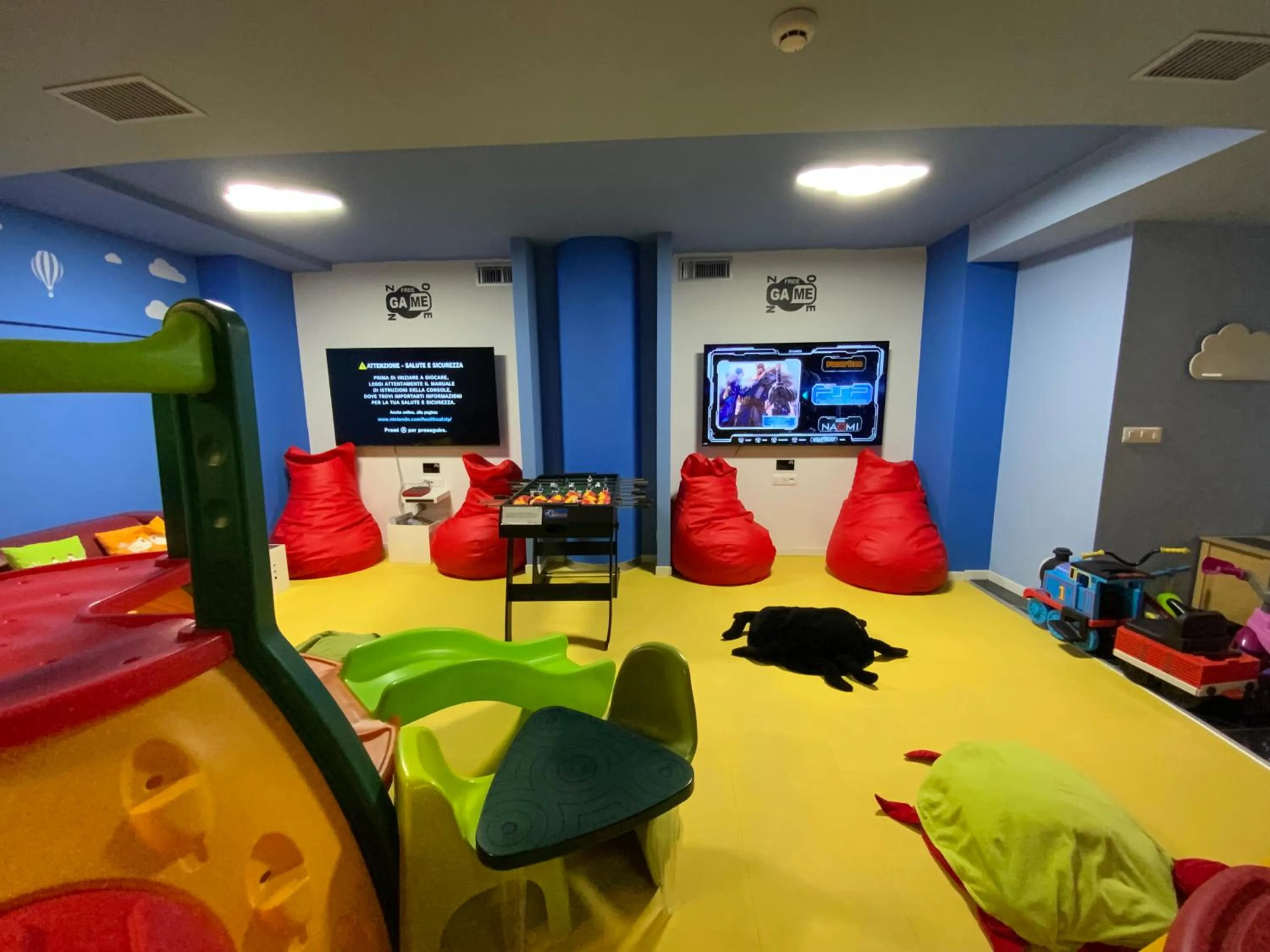 Game Room, Bed in International Beach Hotel