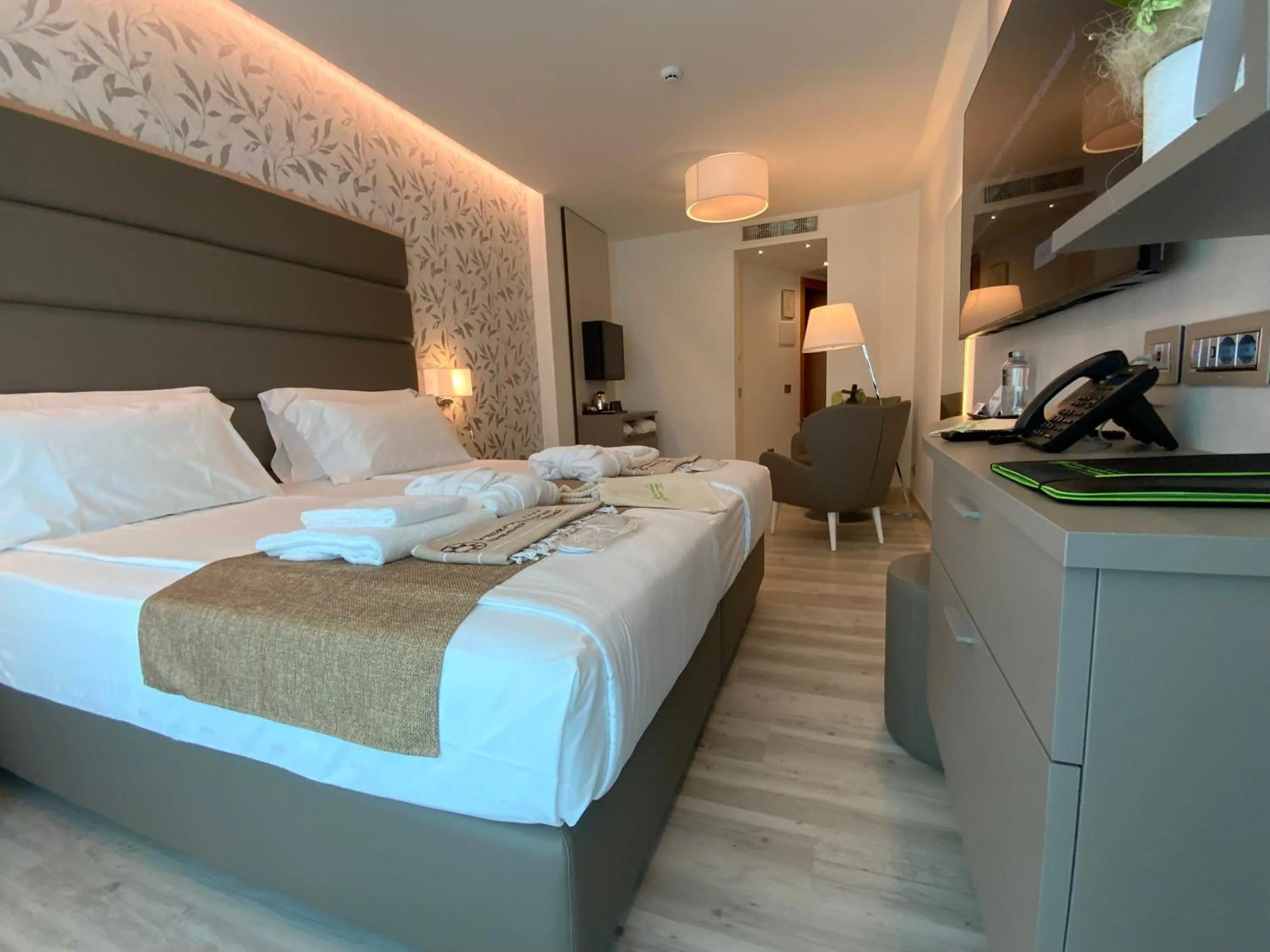 Bedroom, Bed in International Beach Hotel