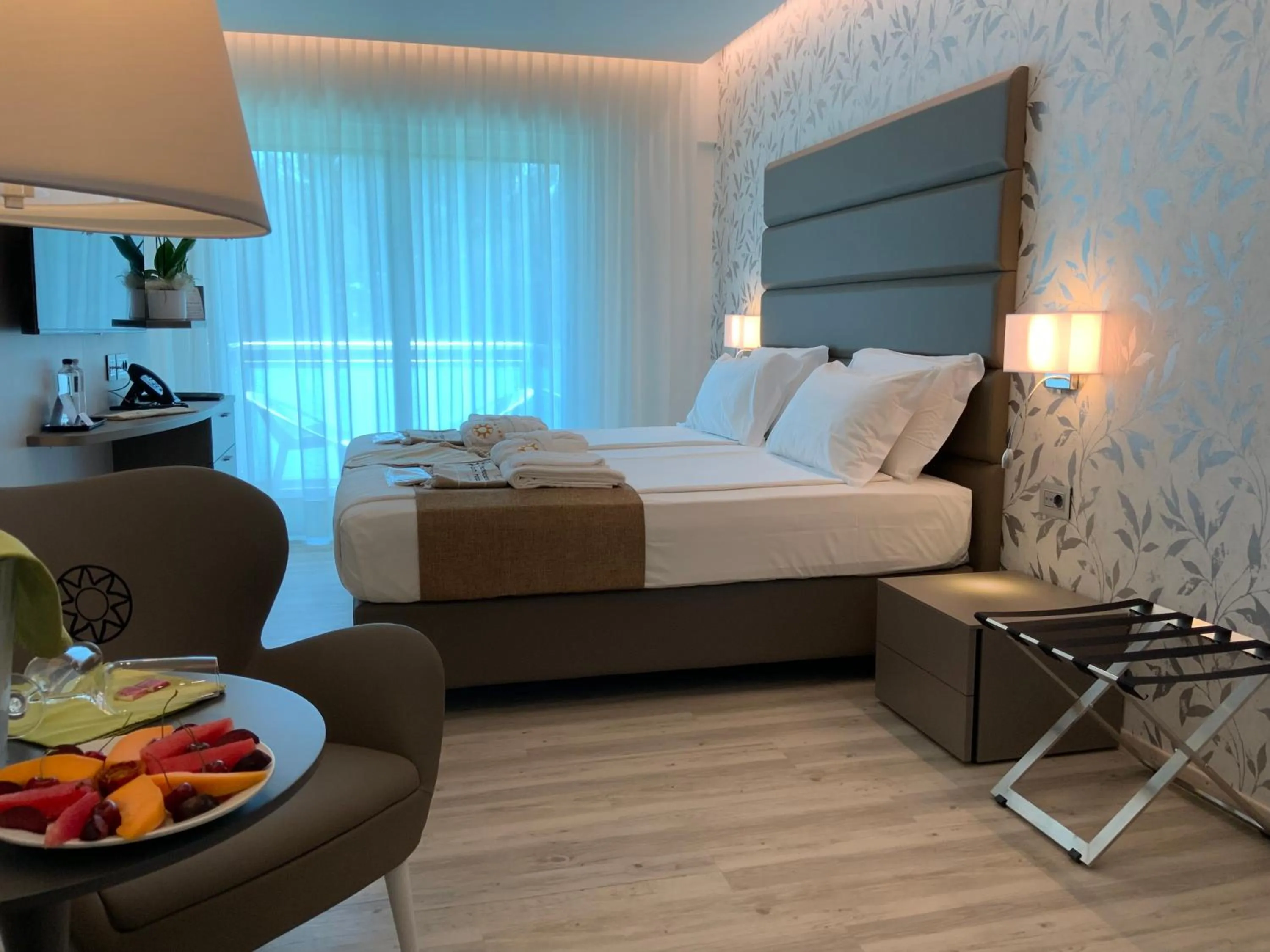 Bedroom, Bed in International Beach Hotel