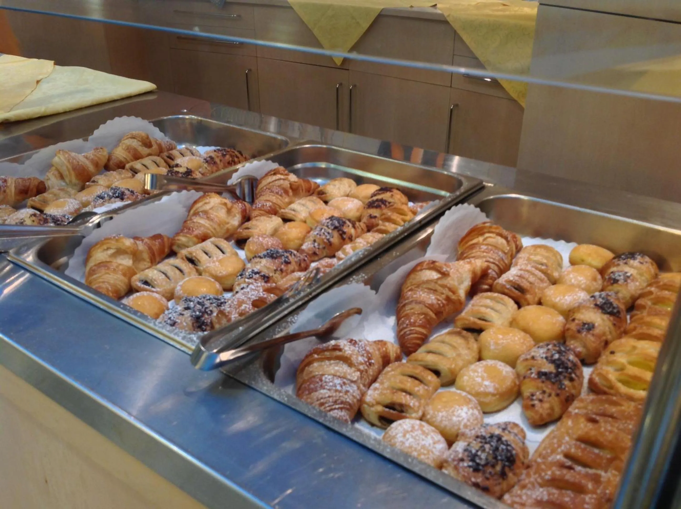 Food and drinks in International Beach Hotel