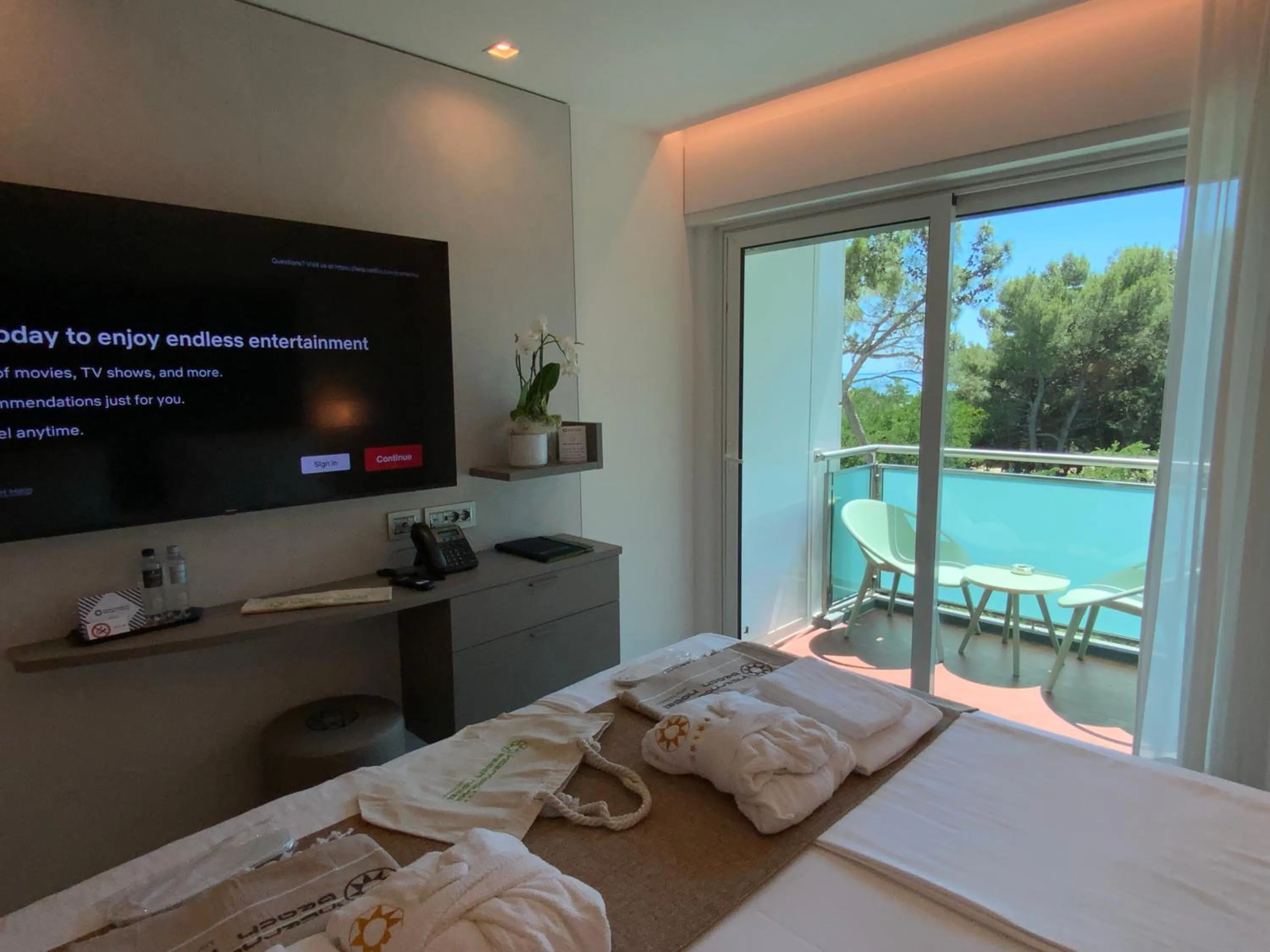 Bedroom, Bed in International Beach Hotel