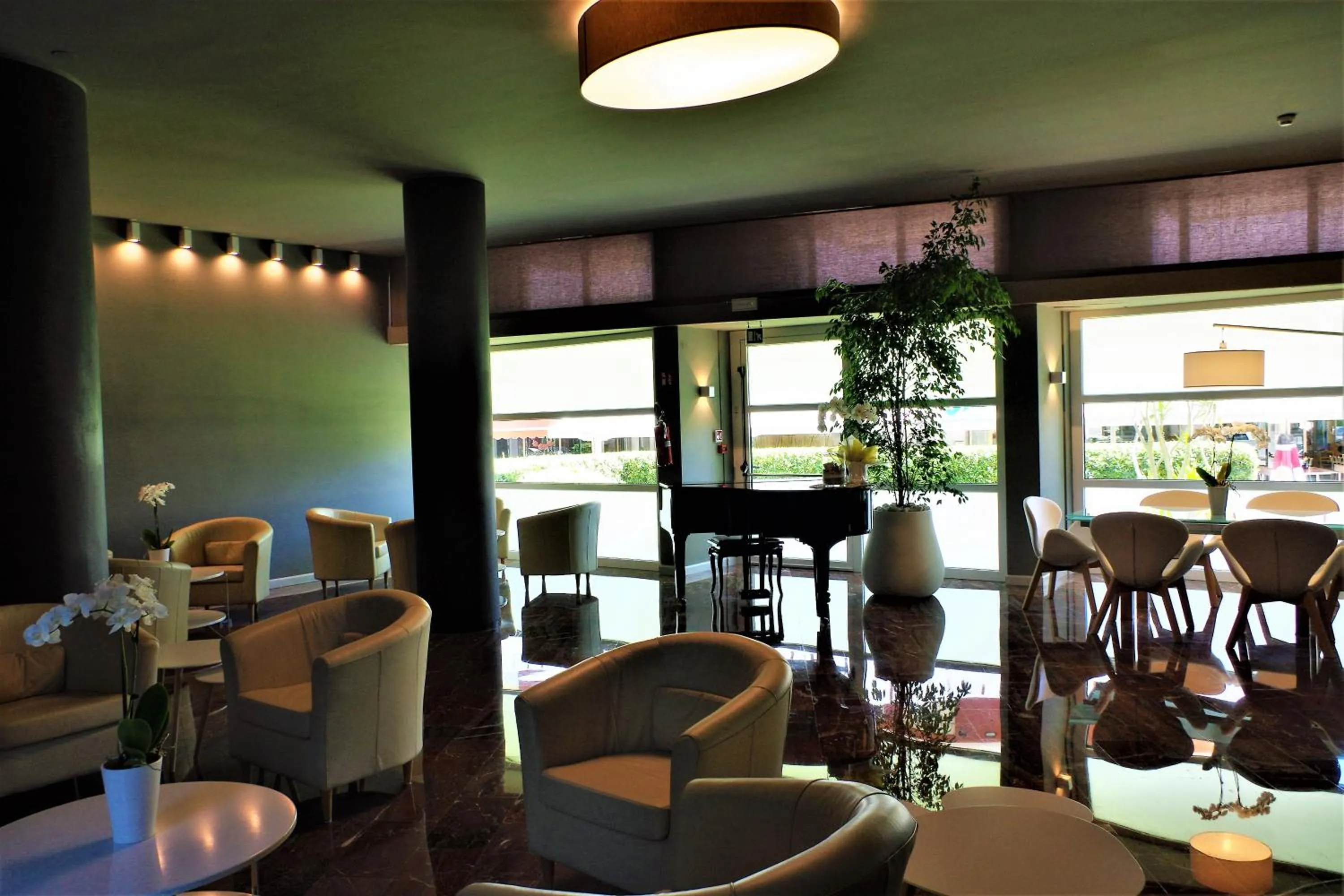 Communal lounge/ TV room in International Beach Hotel