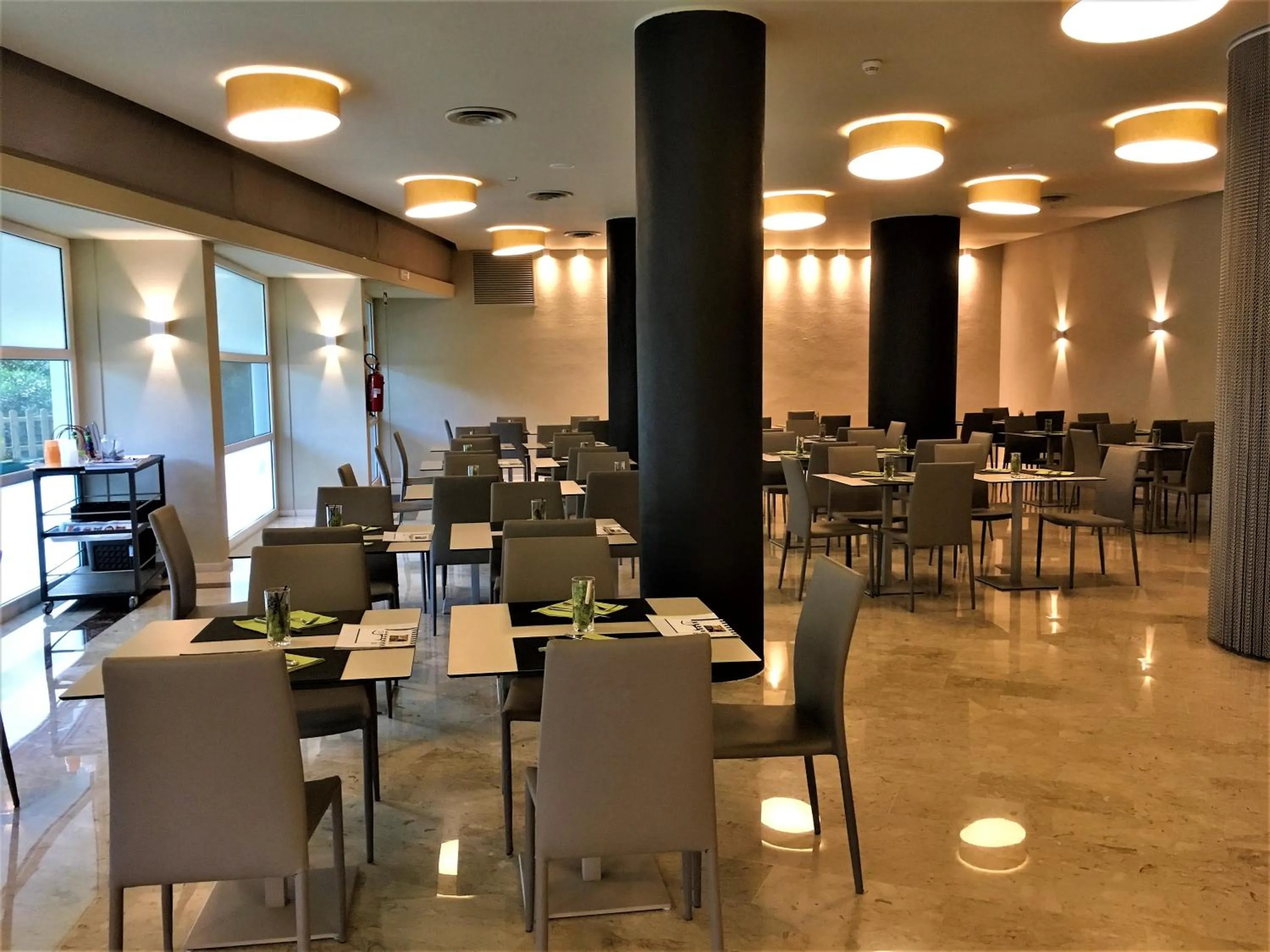 Restaurant/places to eat in International Beach Hotel