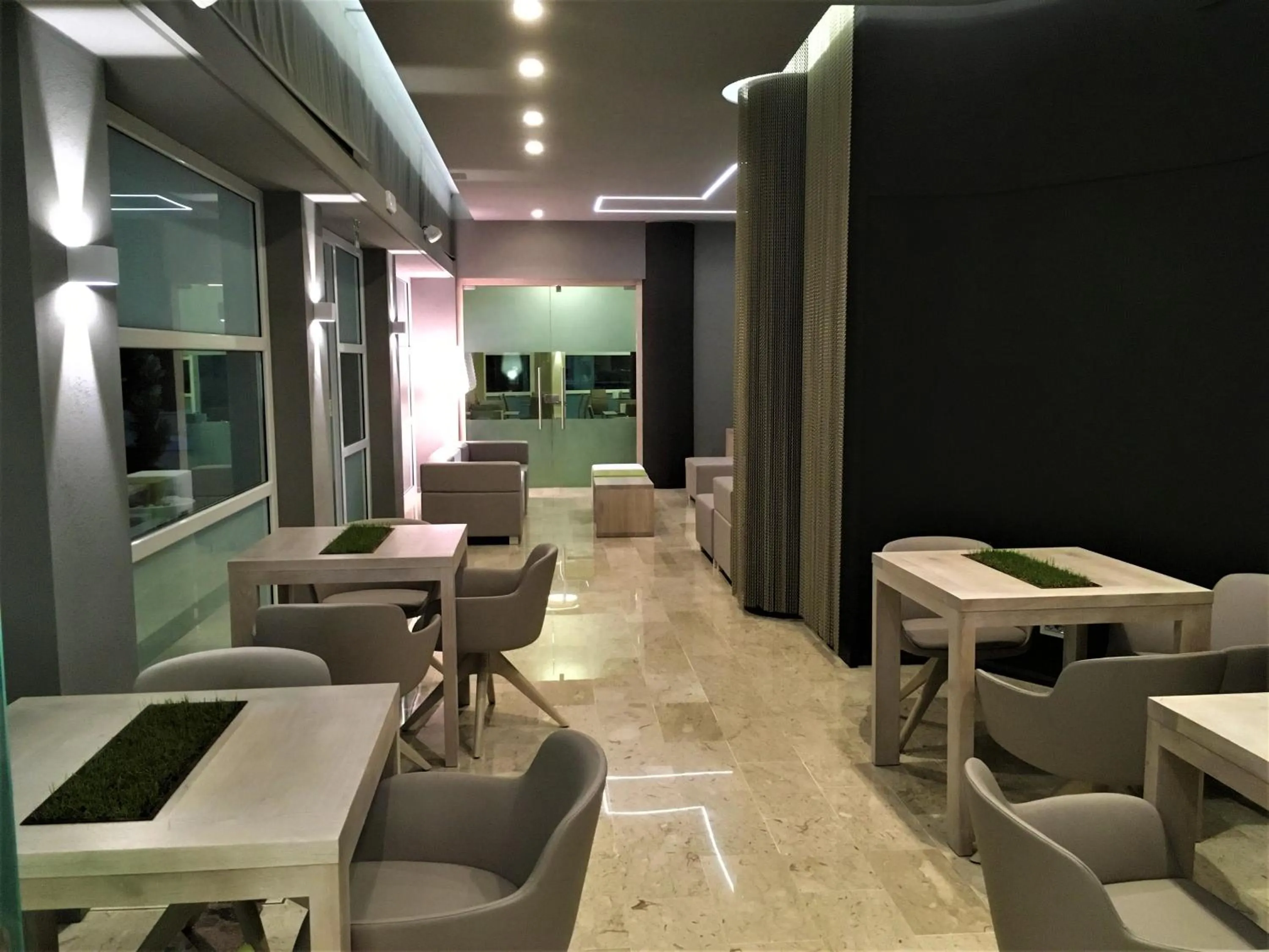 Communal lounge/ TV room in International Beach Hotel