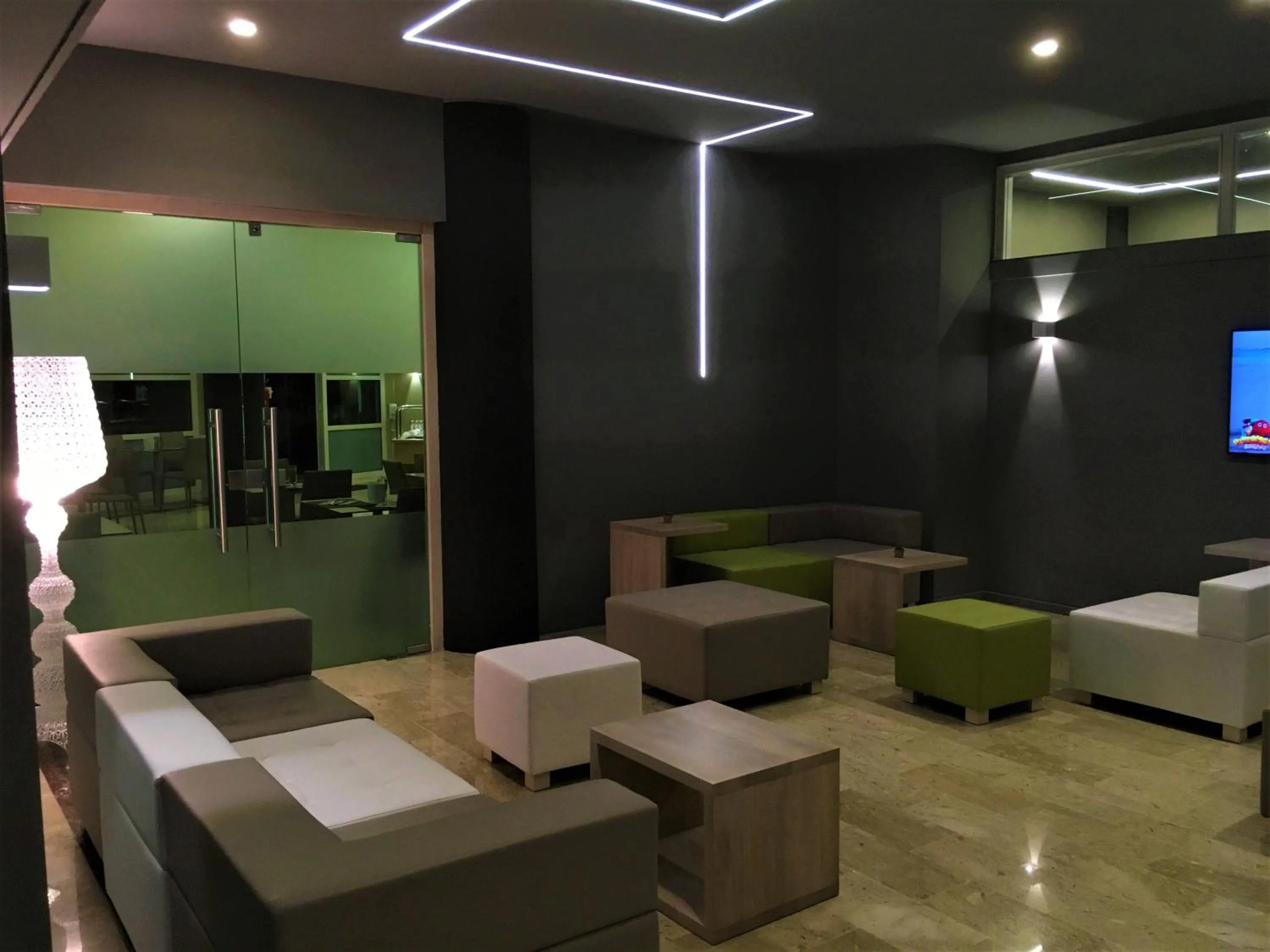 Communal lounge/ TV room in International Beach Hotel