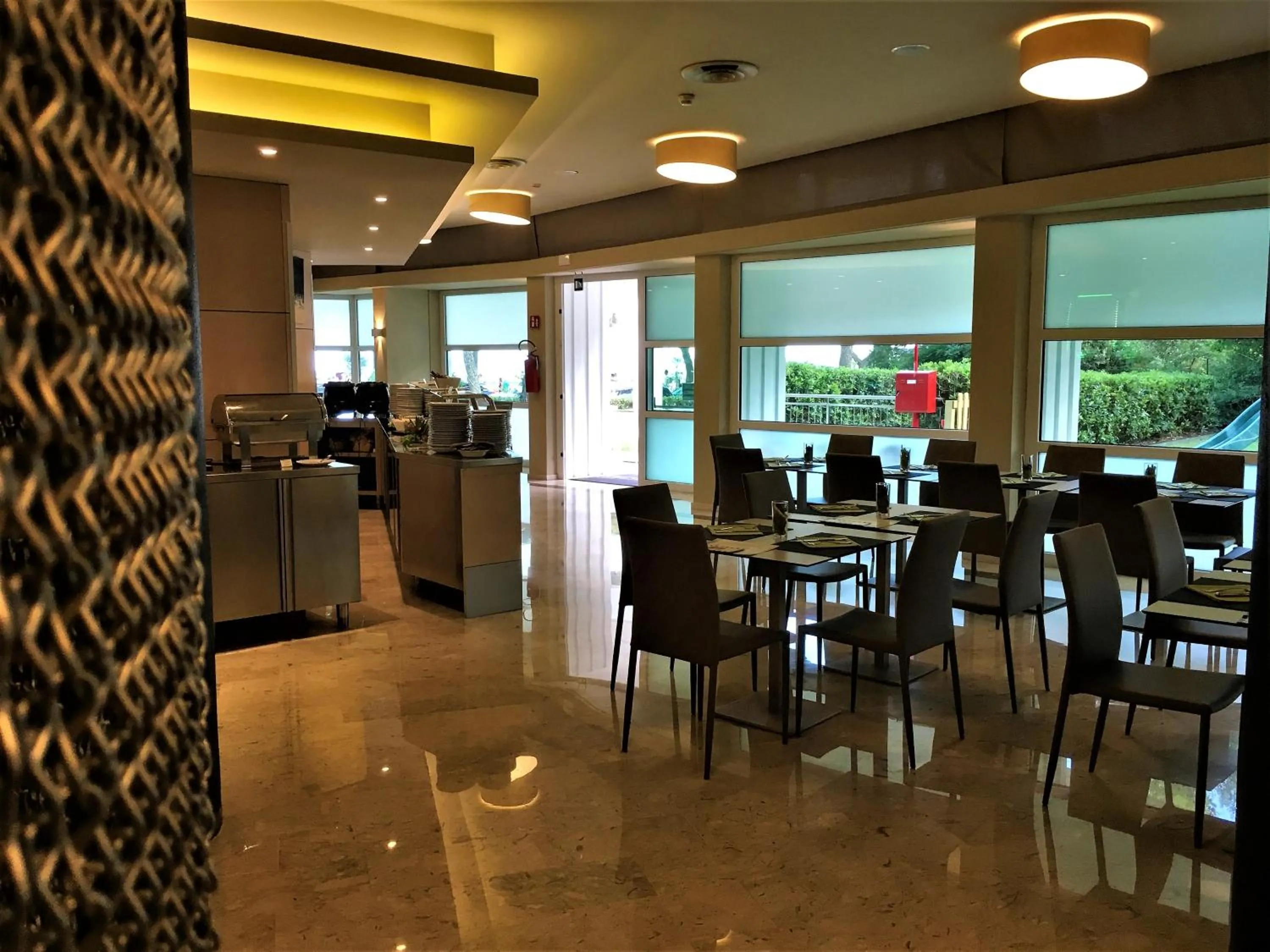 Restaurant/places to eat in International Beach Hotel