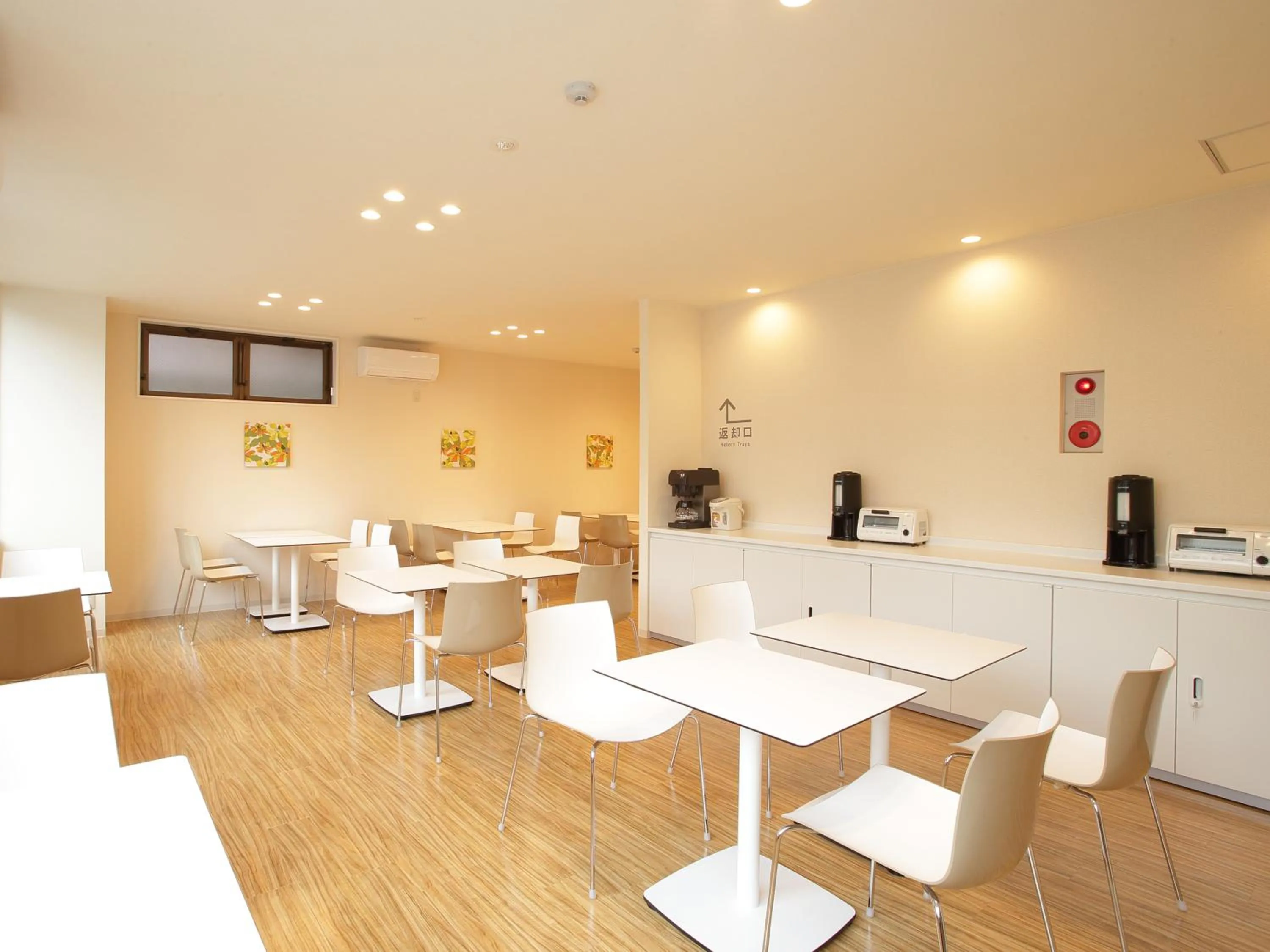 Restaurant/places to eat in Hotel Green Park