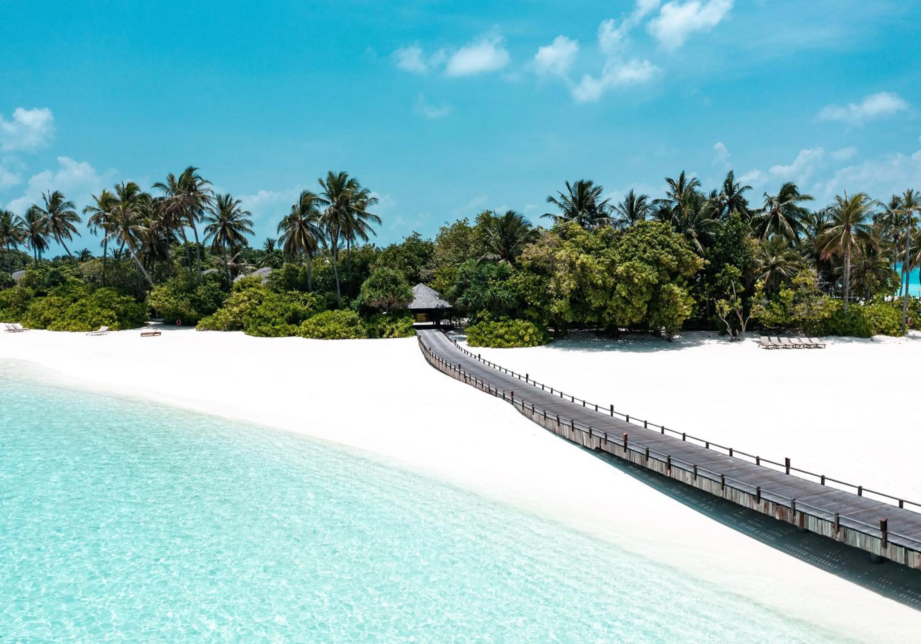 Beach in Sun Siyam Iru Fushi with Free Transfer