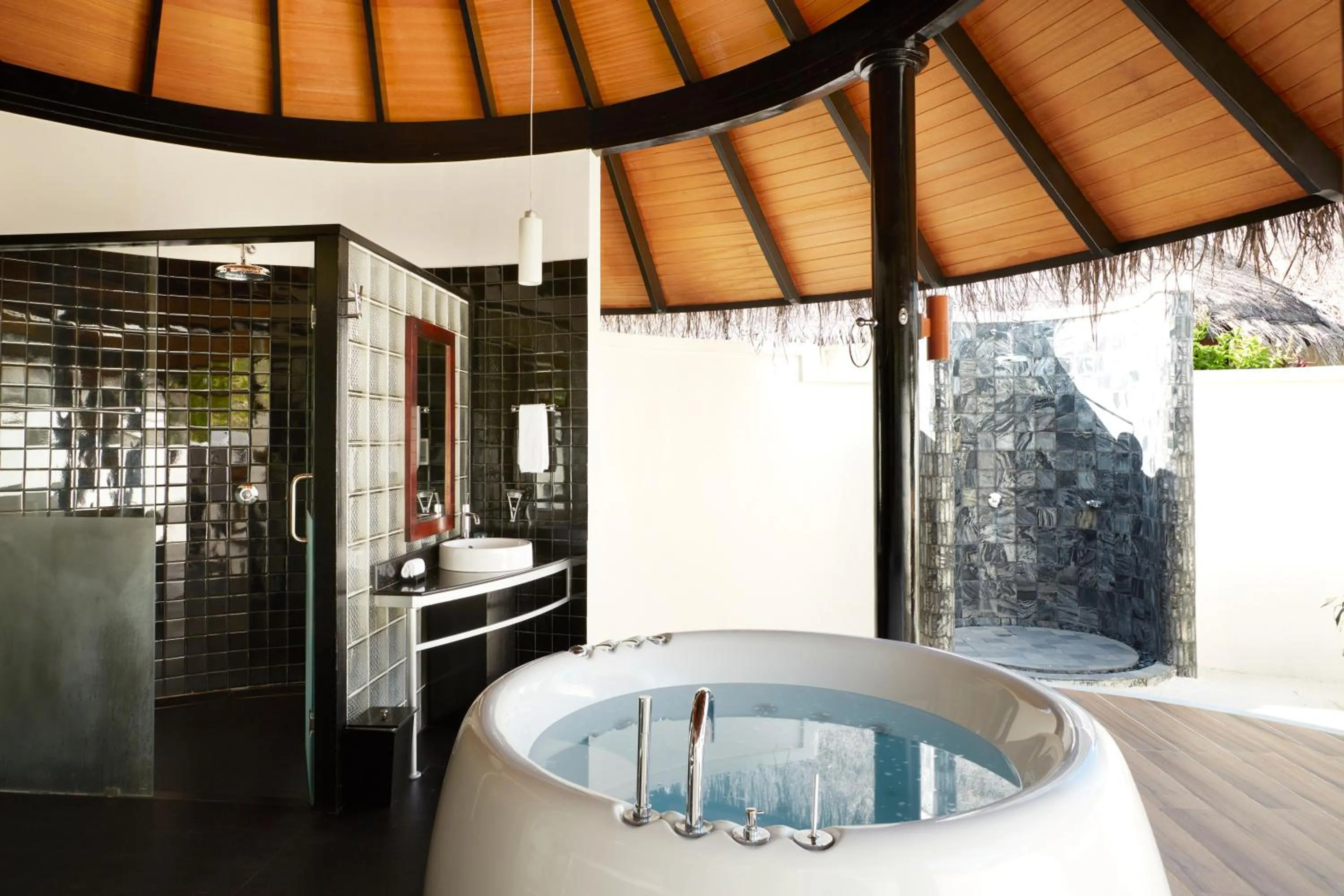 Shower in Sun Siyam Iru Fushi with Free Transfer