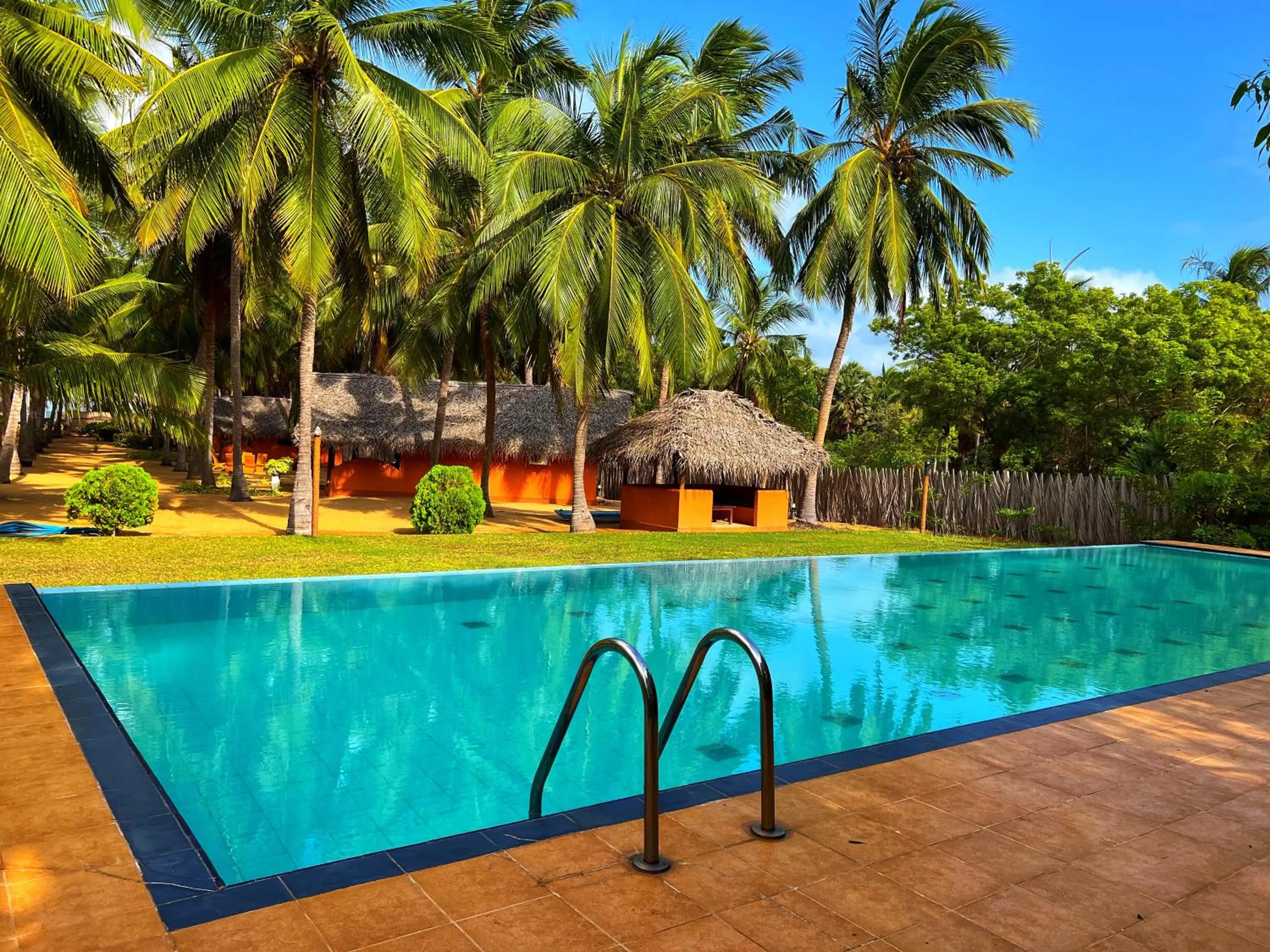 Garden in Roshanne Beach Resort, Kalpitiya